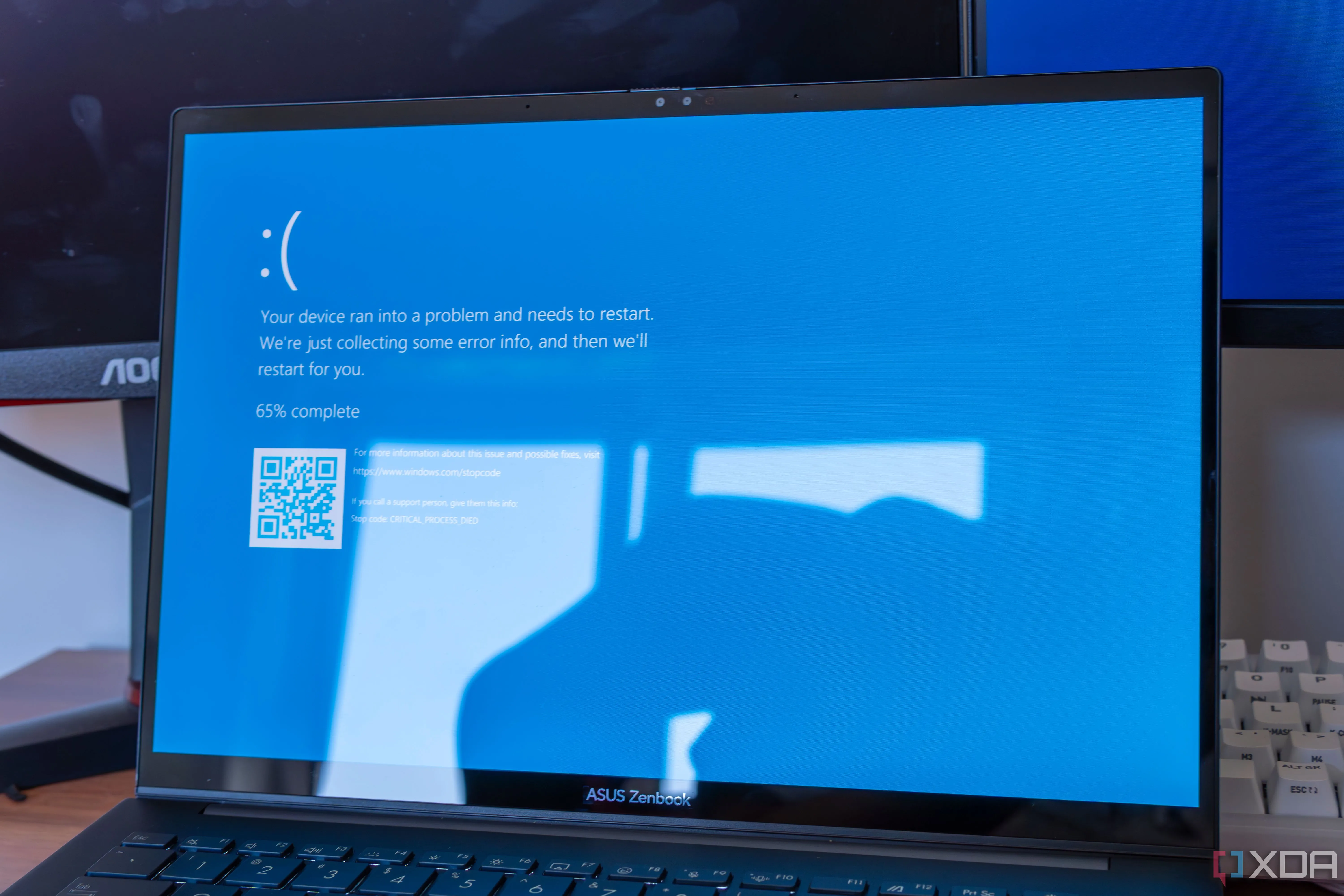 Màn hình xanh chết chóc (BSOD) hiển thị trên laptop, thường là dấu hiệu của lỗi hệ thống hoặc CPU quá nhiệt.