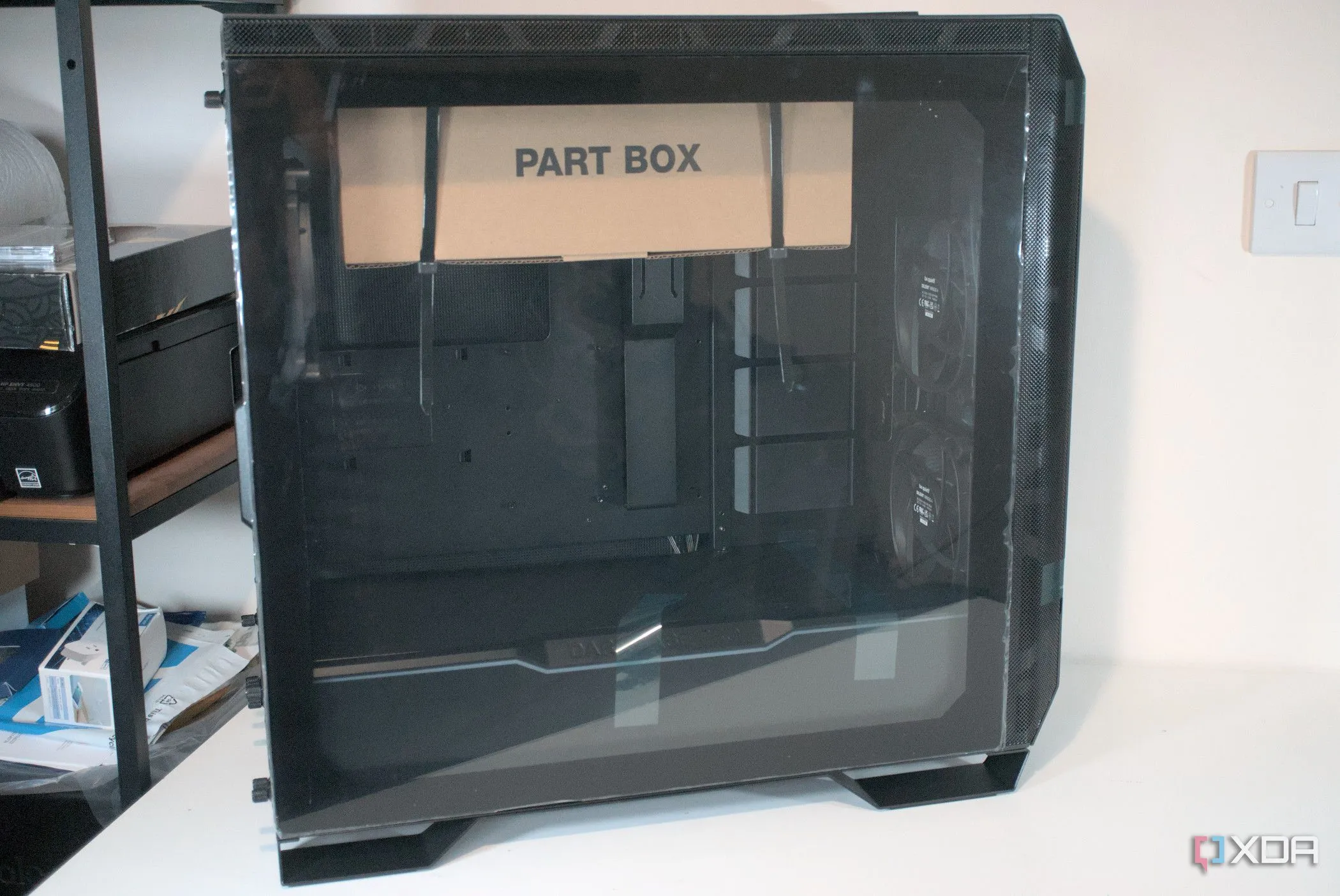 Mặt bên của vỏ case be quiet! Dark Base Pro 901 với cửa sổ