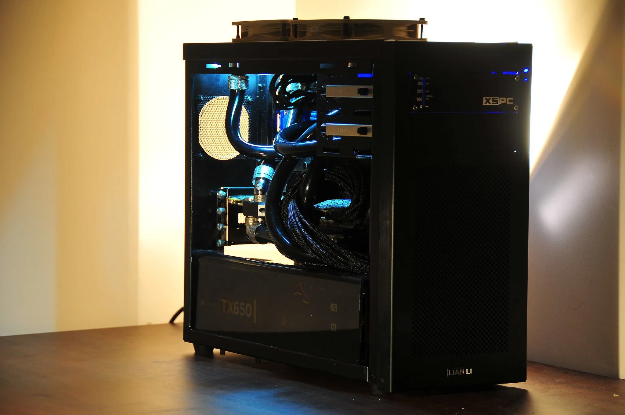 Mặt bên của vỏ case PC màu đen với tấm acrylic trong suốt