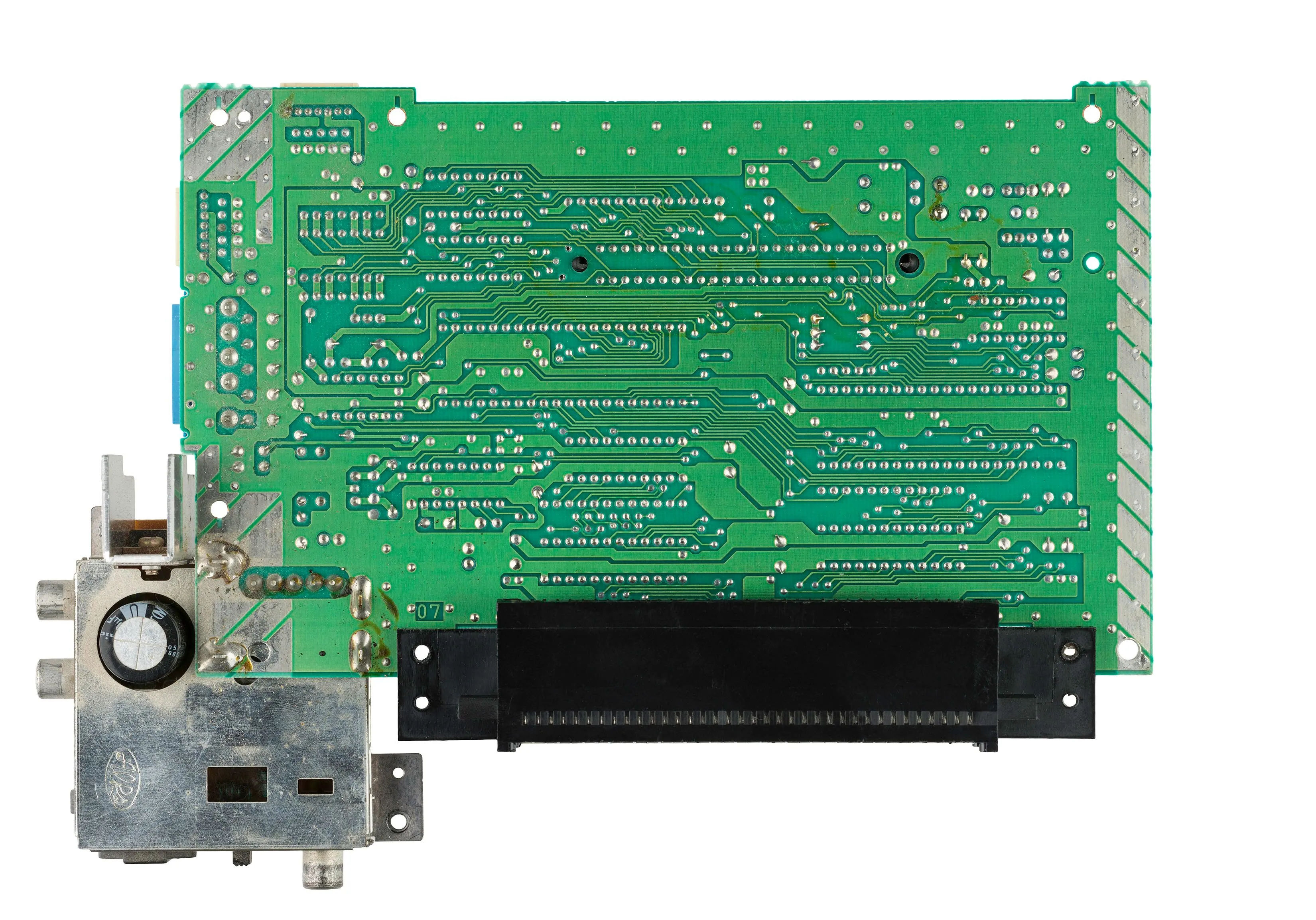 Mặt dưới bo mạch chủ của Nintendo NES đời đầu, thể hiện các đường mạch bus dữ liệu và địa chỉ
