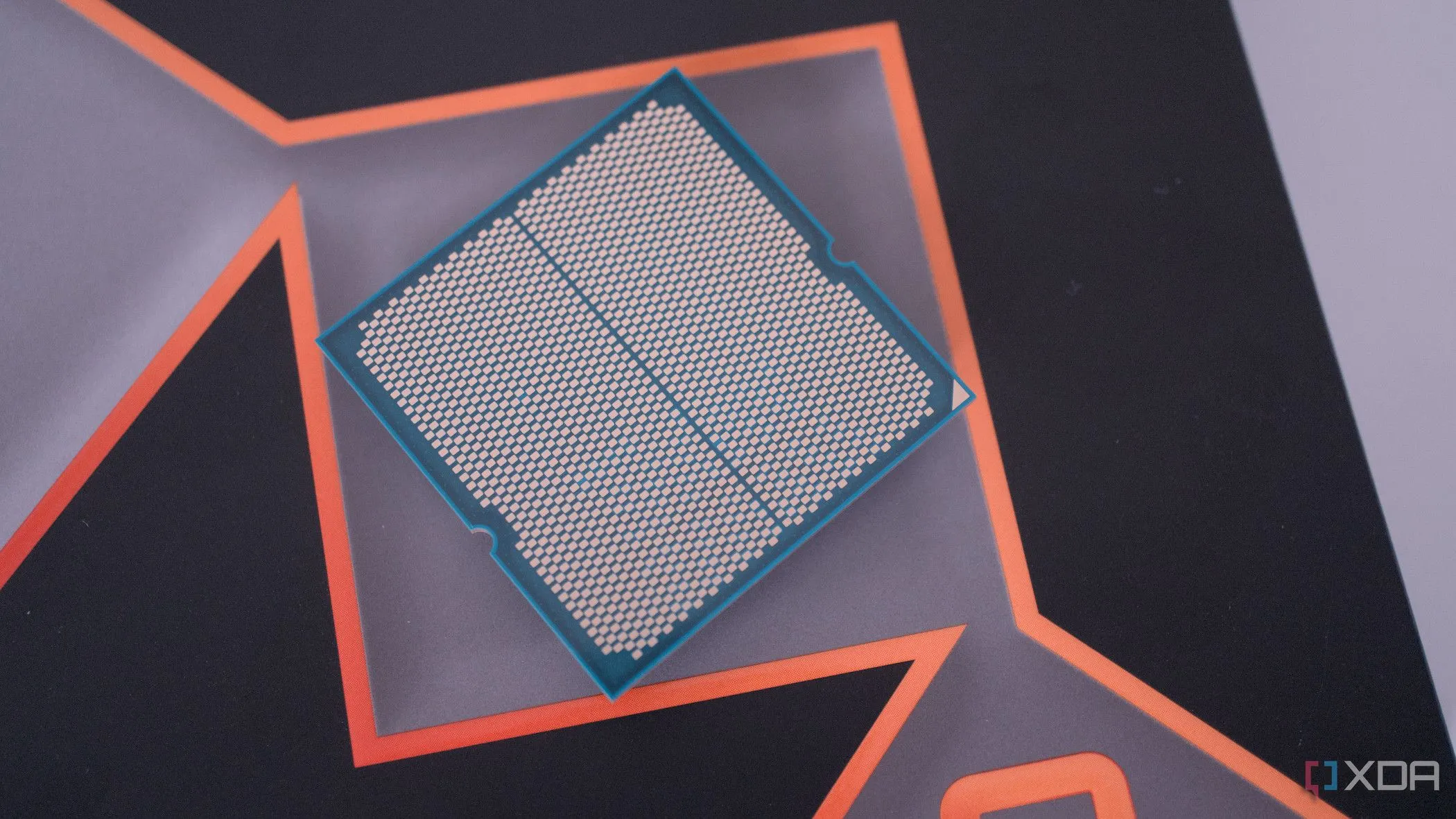 Mặt dưới CPU AMD Ryzen 9 9950X, một vi xử lý với kiến trúc chiplet.