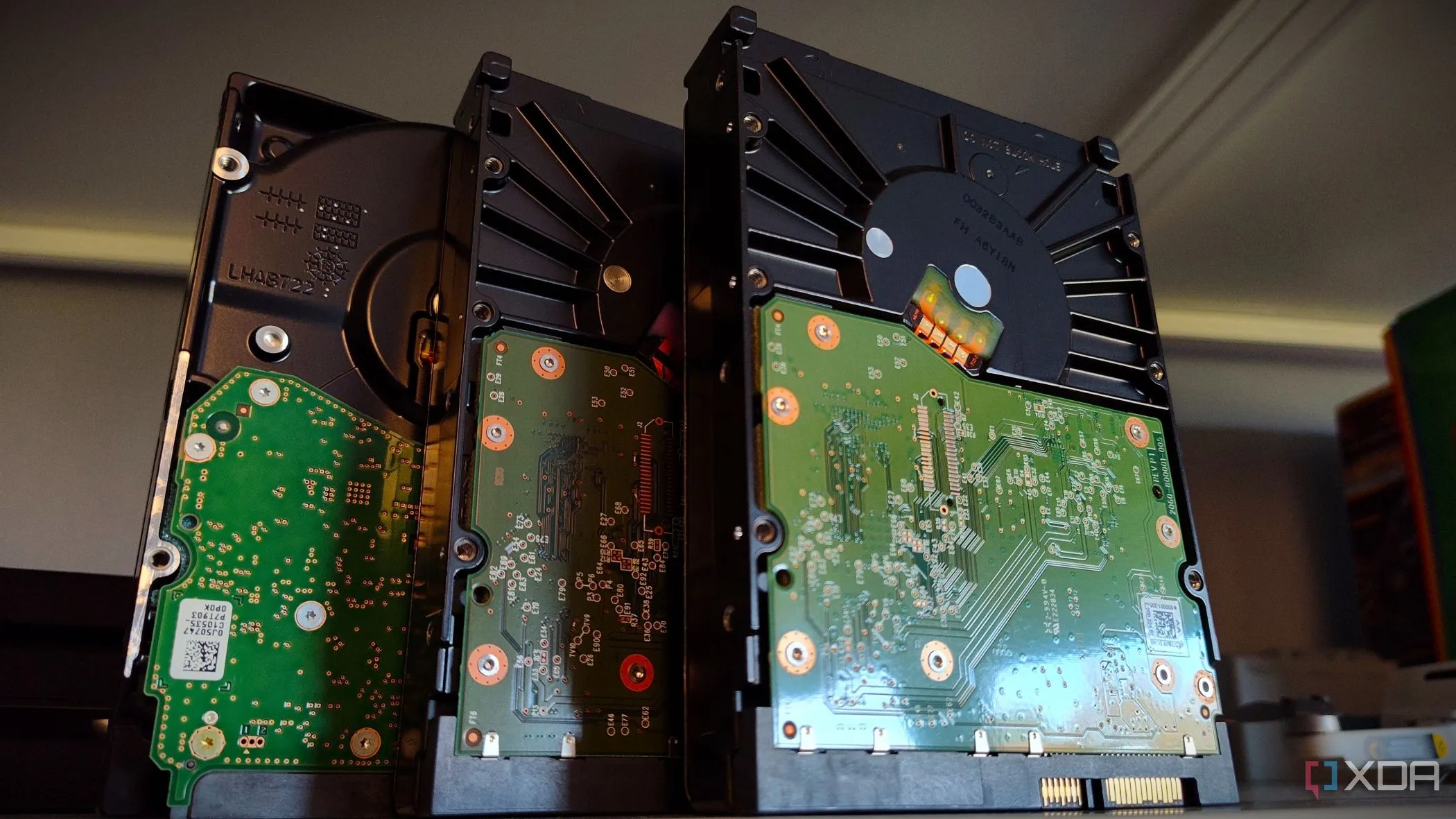 Mặt sau của các ổ cứng HDD được xếp chồng cao, thích hợp cho việc lưu trữ lạnh dữ liệu ít truy cập