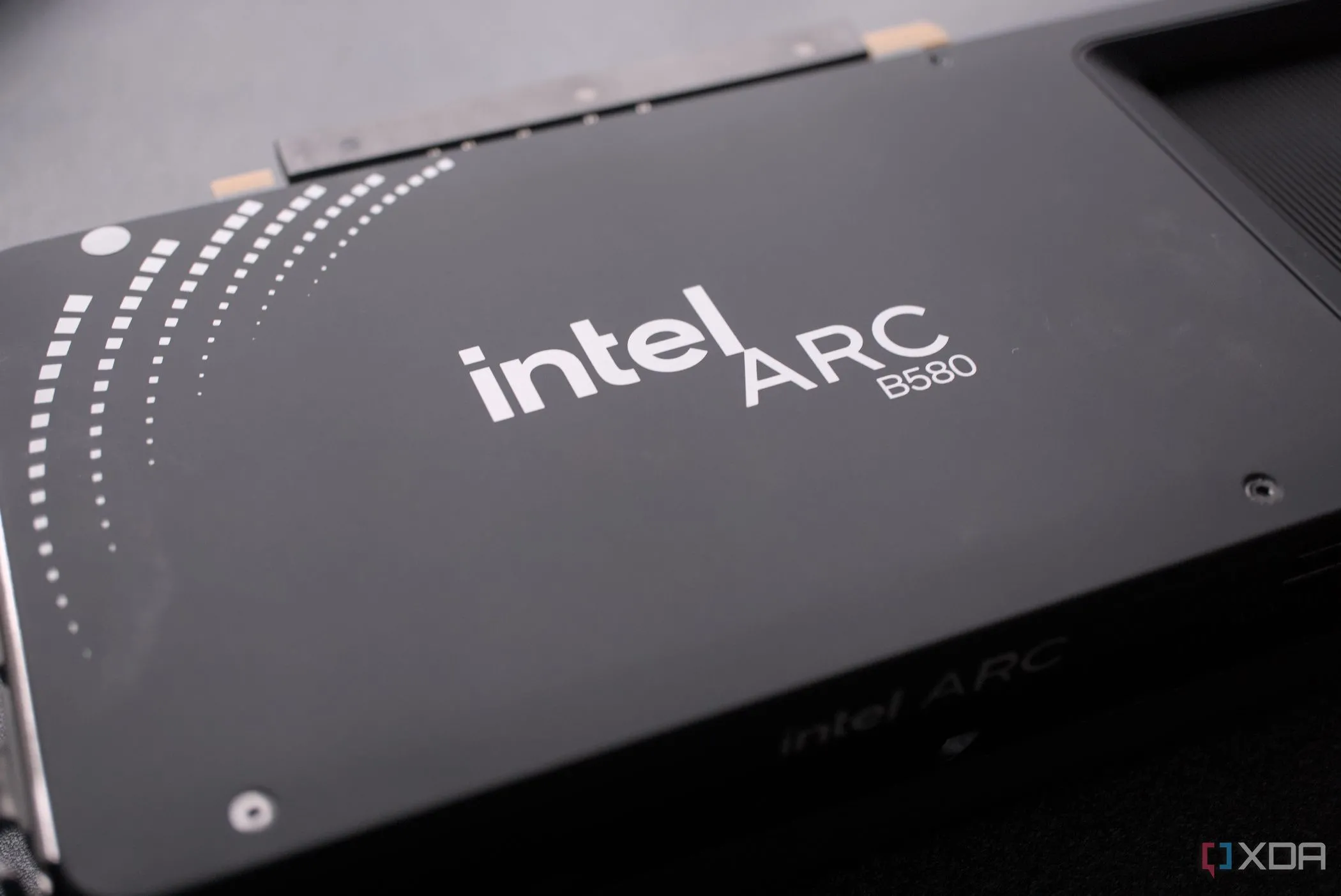 Mặt sau của card đồ họa Intel Arc B580, một lựa chọn cạnh tranh trong phân khúc giá rẻ của thị trường GPU.