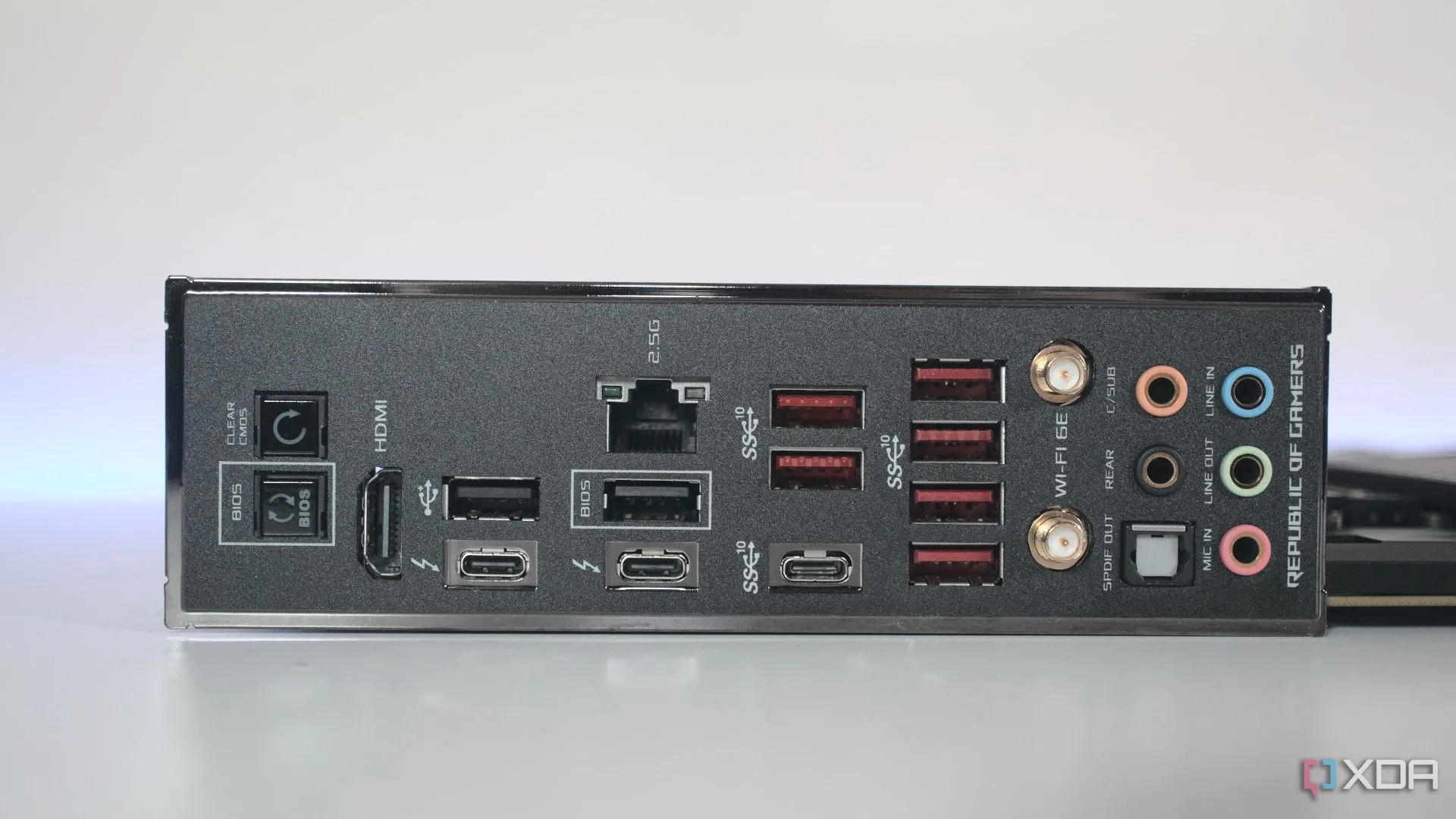 Mặt sau của mainboard ASUS ROG Maximus Z690 Hero, hiển thị các cổng kết nối I/O