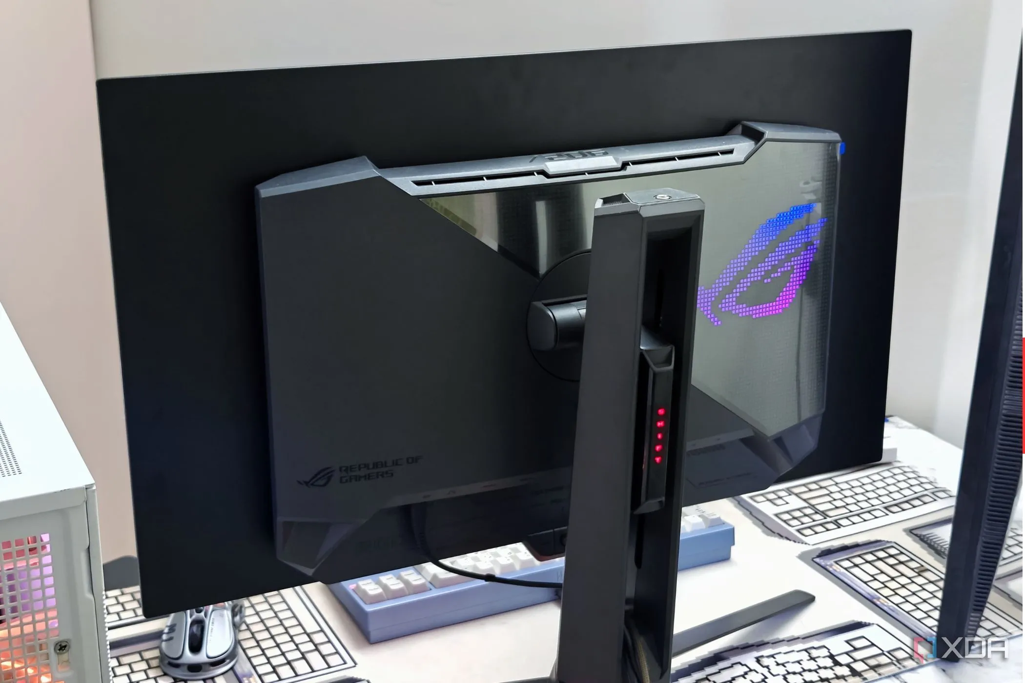 Mặt sau của màn hình chơi game Asus ROG Swift PG27AQDM với các cổng kết nối và hệ thống tản nhiệt