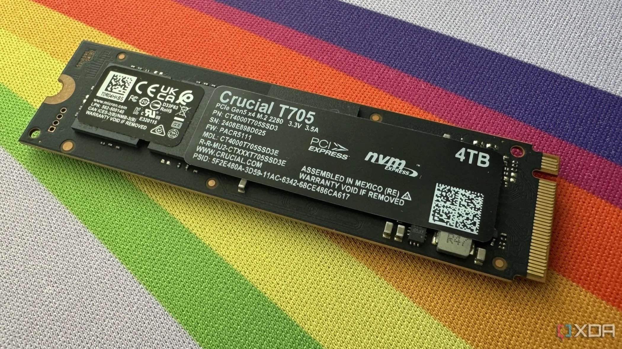 Mặt sau của ổ cứng SSD Crucial T705, nhấn mạnh tầm quan trọng của firmware đối với thông số kỹ thuật và tuổi thọ