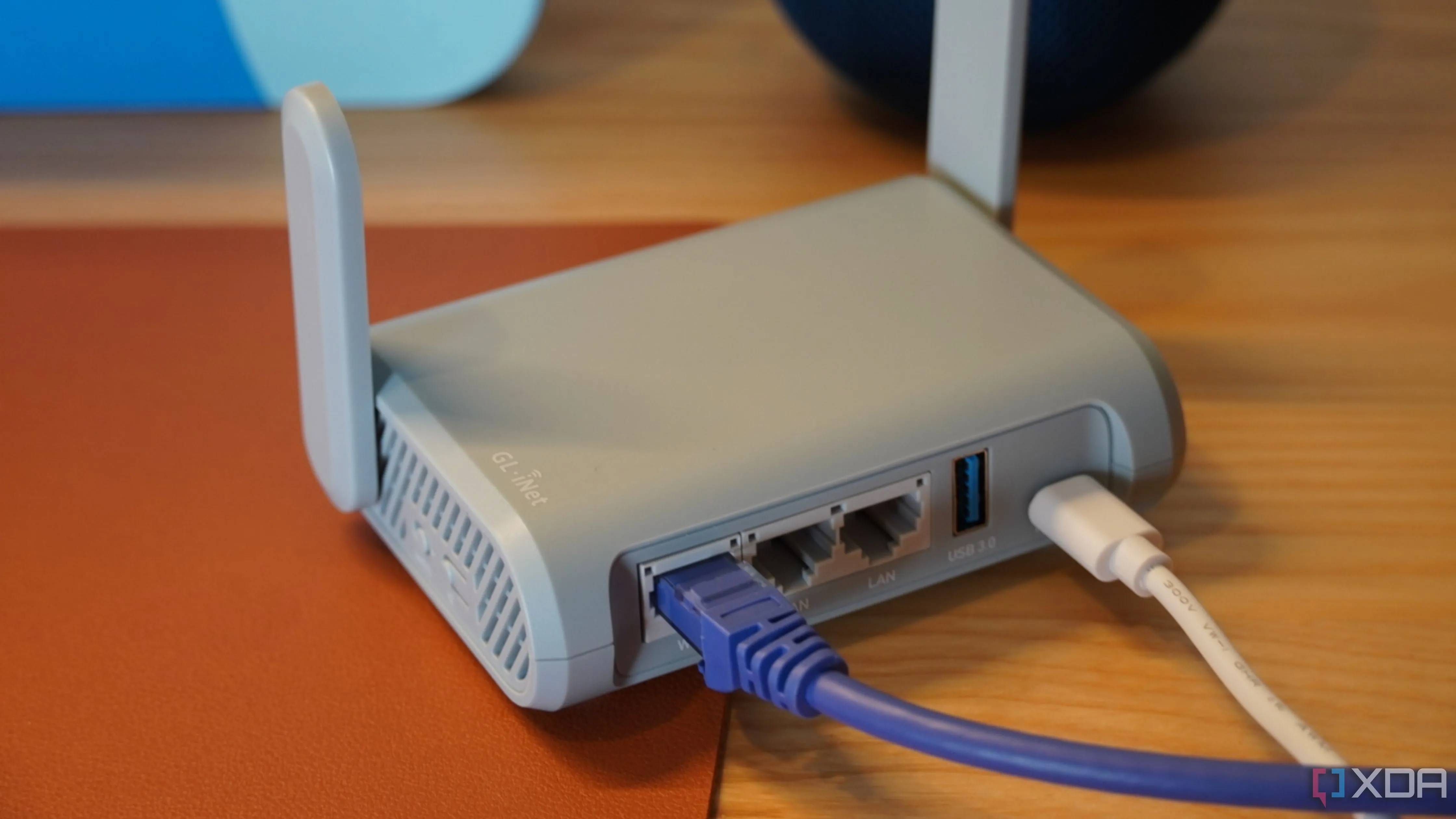 Mặt sau của router GL.iNet Beryl, minh họa các cổng kết nối và nút điều khiển, liên quan đến quản lý và bảo mật thiết bị.