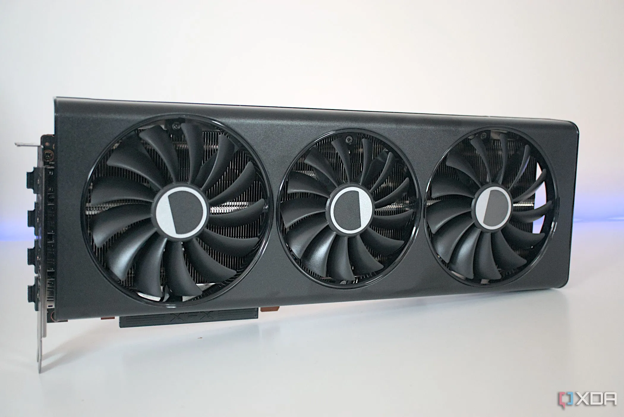 Mặt trước card đồ họa XFX Radeon RX 7700 XT Speedster 319, lựa chọn cho người có ngân sách hạn chế