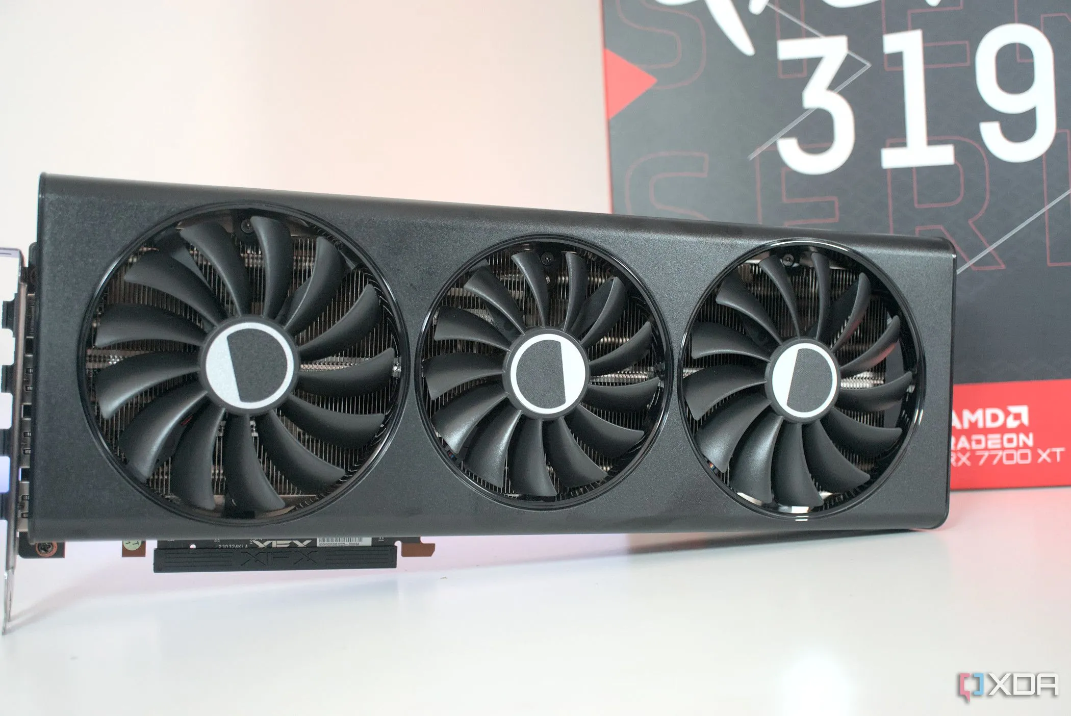 Mặt trước card đồ họa XFX Radeon RX 7700 XT Speedster 319, minh họa GPU RDNA 3 cho game thủ 1440p.