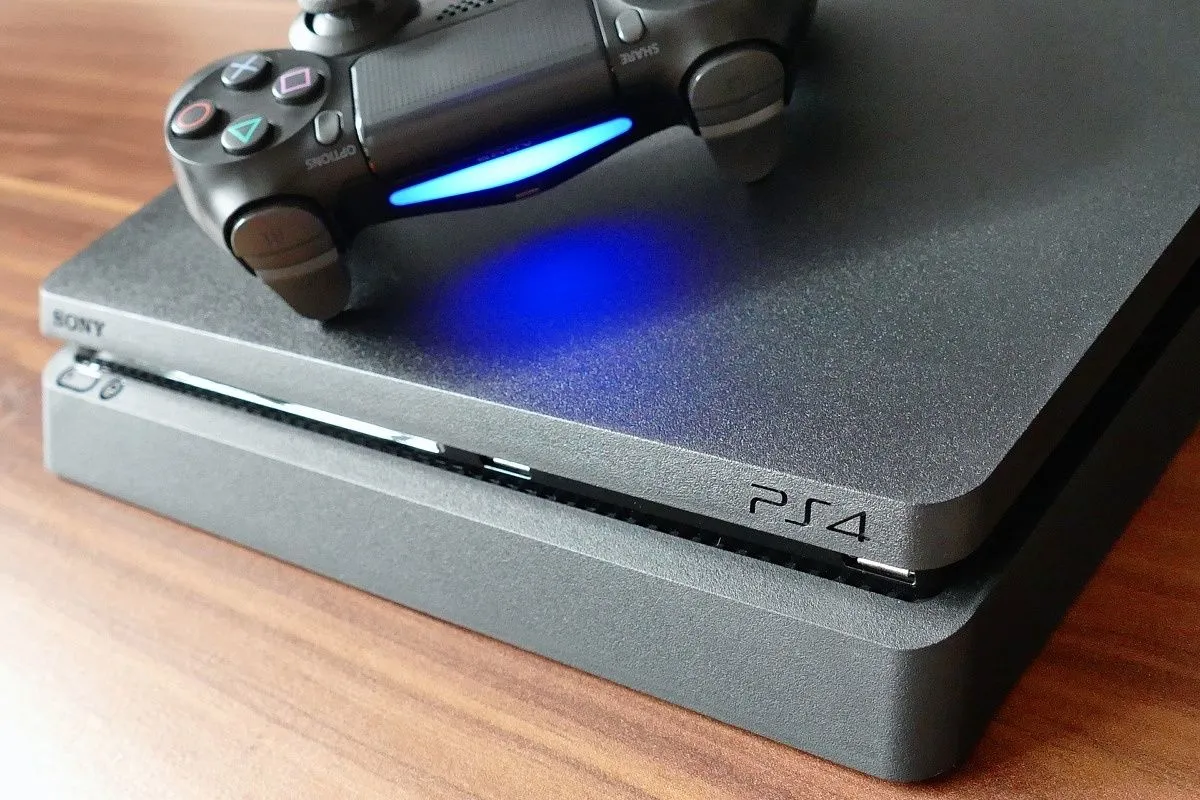 Mặt trước của máy PlayStation 4 và tay cầm chơi game