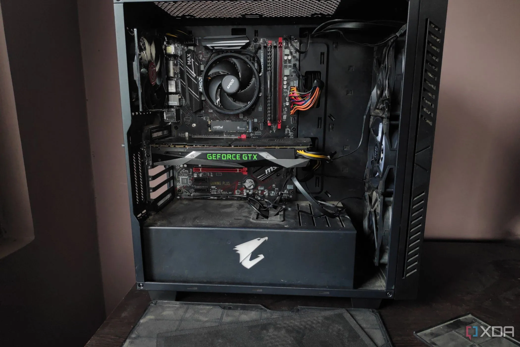 Mặt trước của một chiếc PC bám đầy bụi cùng với các bộ lọc bụi của nó