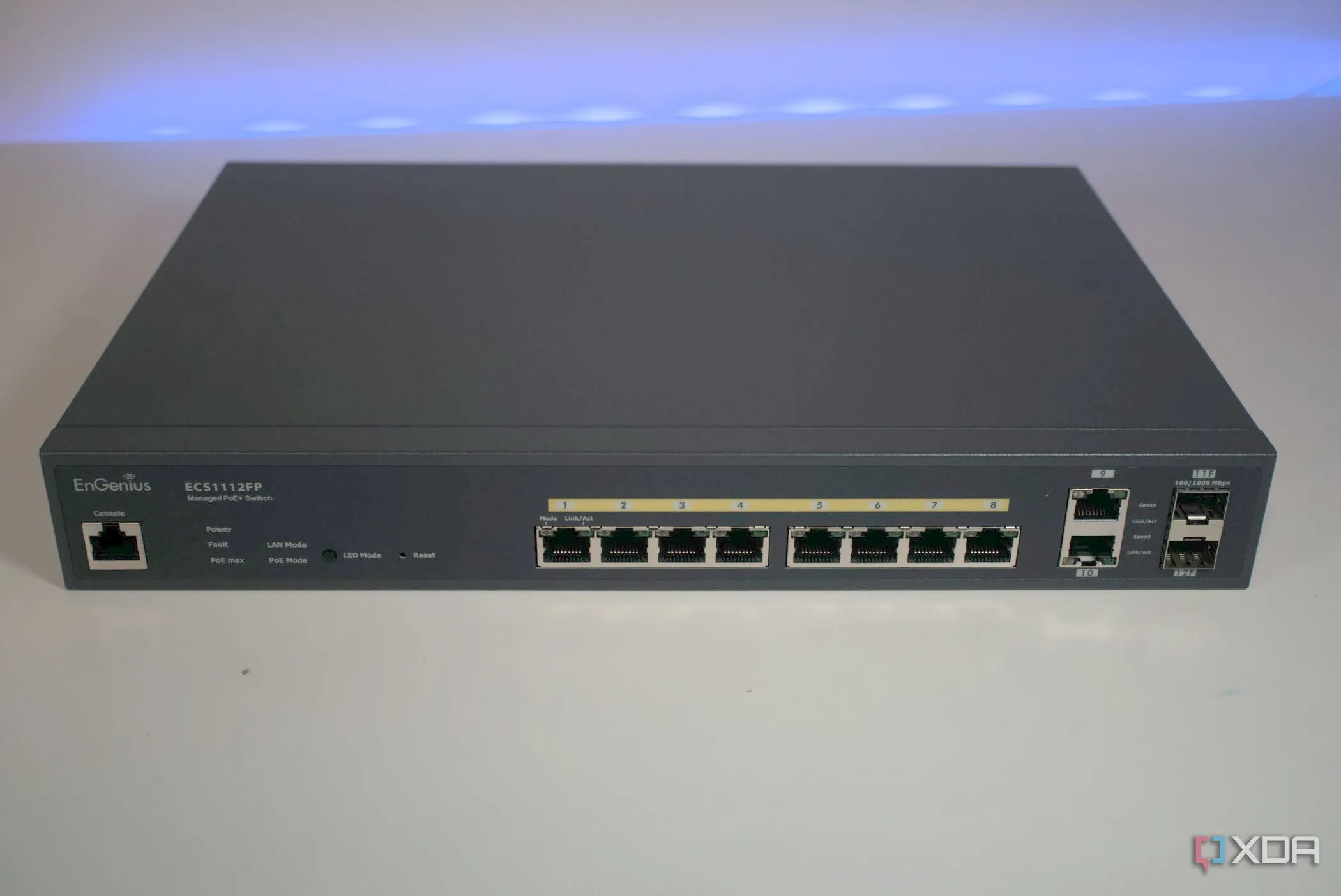 Mặt trước của switch EnGenius ECS112FP hiển thị đèn báo trạng thái giám sát lưu lượng