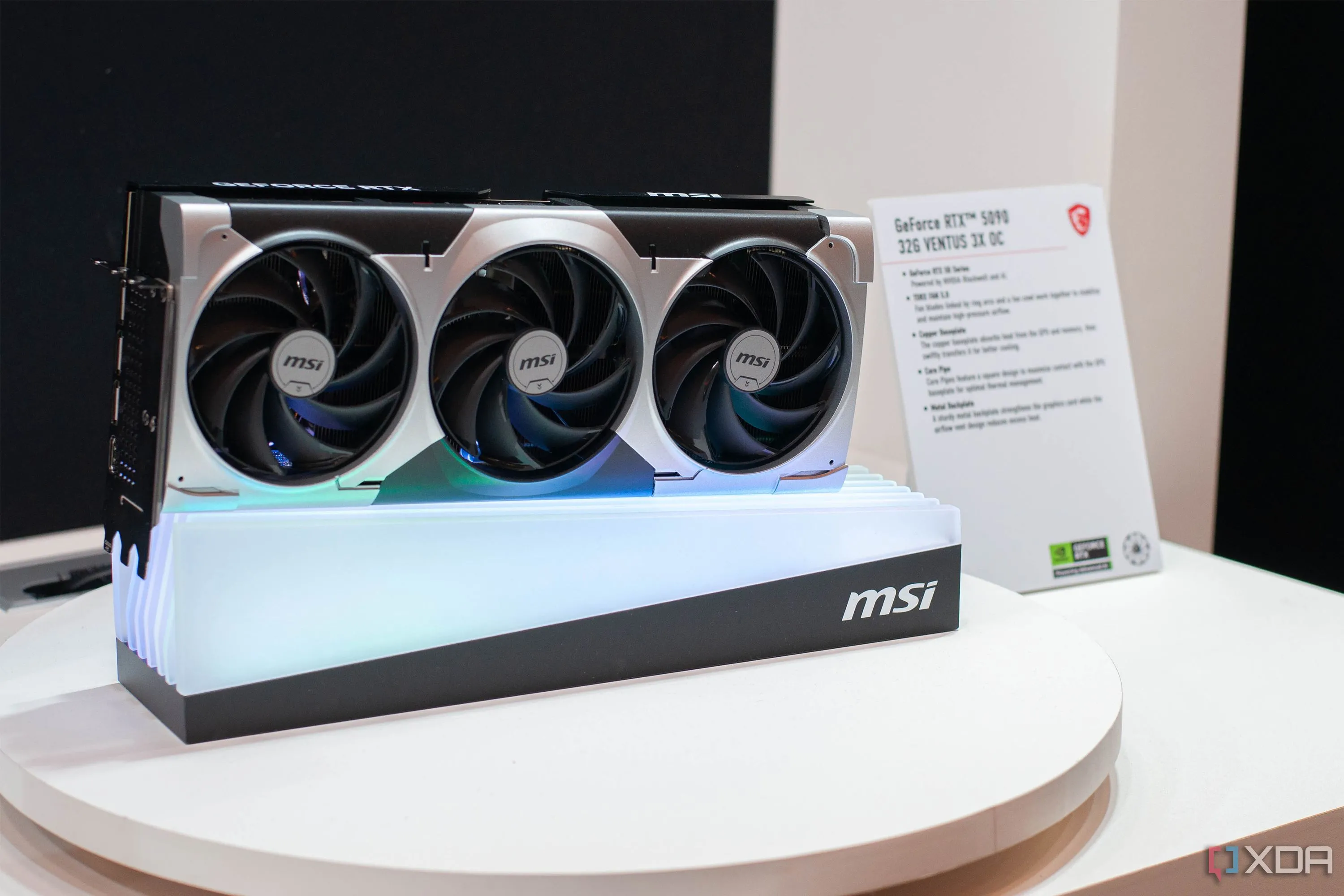 Mẫu card đồ họa MSI RTX 5090 tại CES 2025, hứa hẹn hiệu năng cao cho các tác vụ tính toán chuyên sâu như AI và Machine Learning