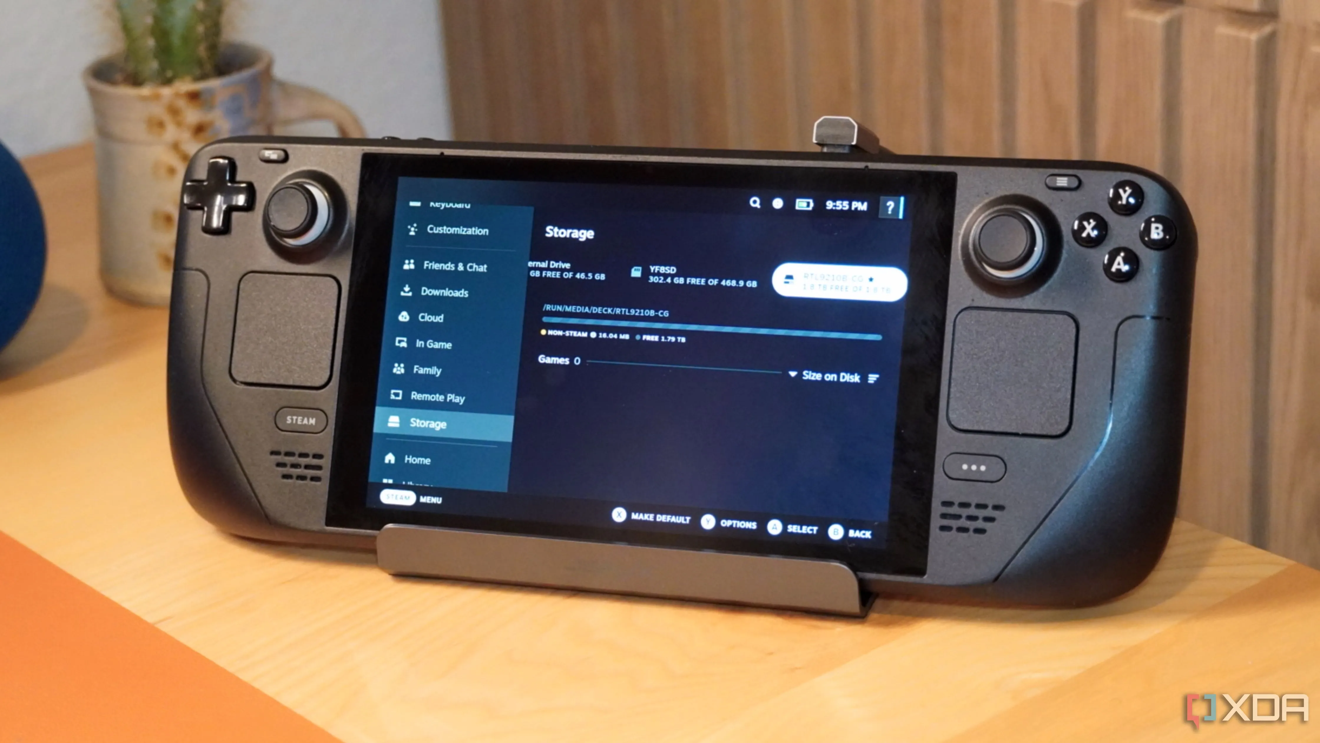 Máy chơi game cầm tay Steam Deck gắn trên docking station Jsaux tích hợp khe cắm SSD