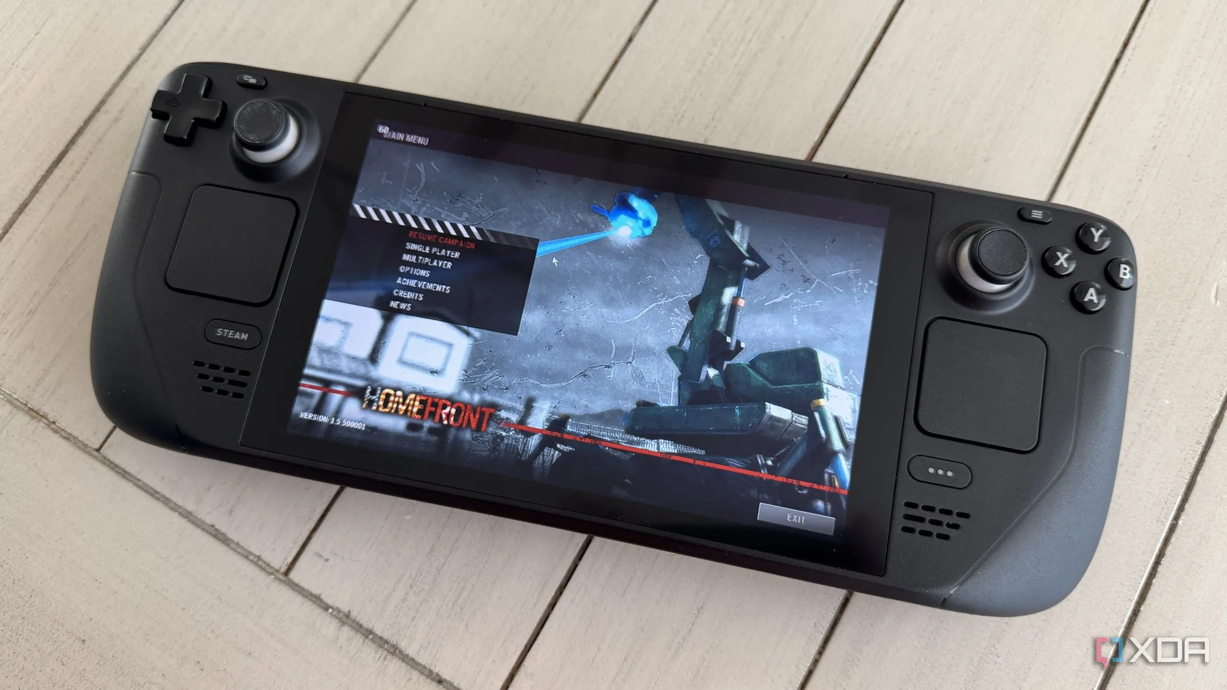 Máy chơi game cầm tay Steam Deck trên bàn, hiển thị game Homefront