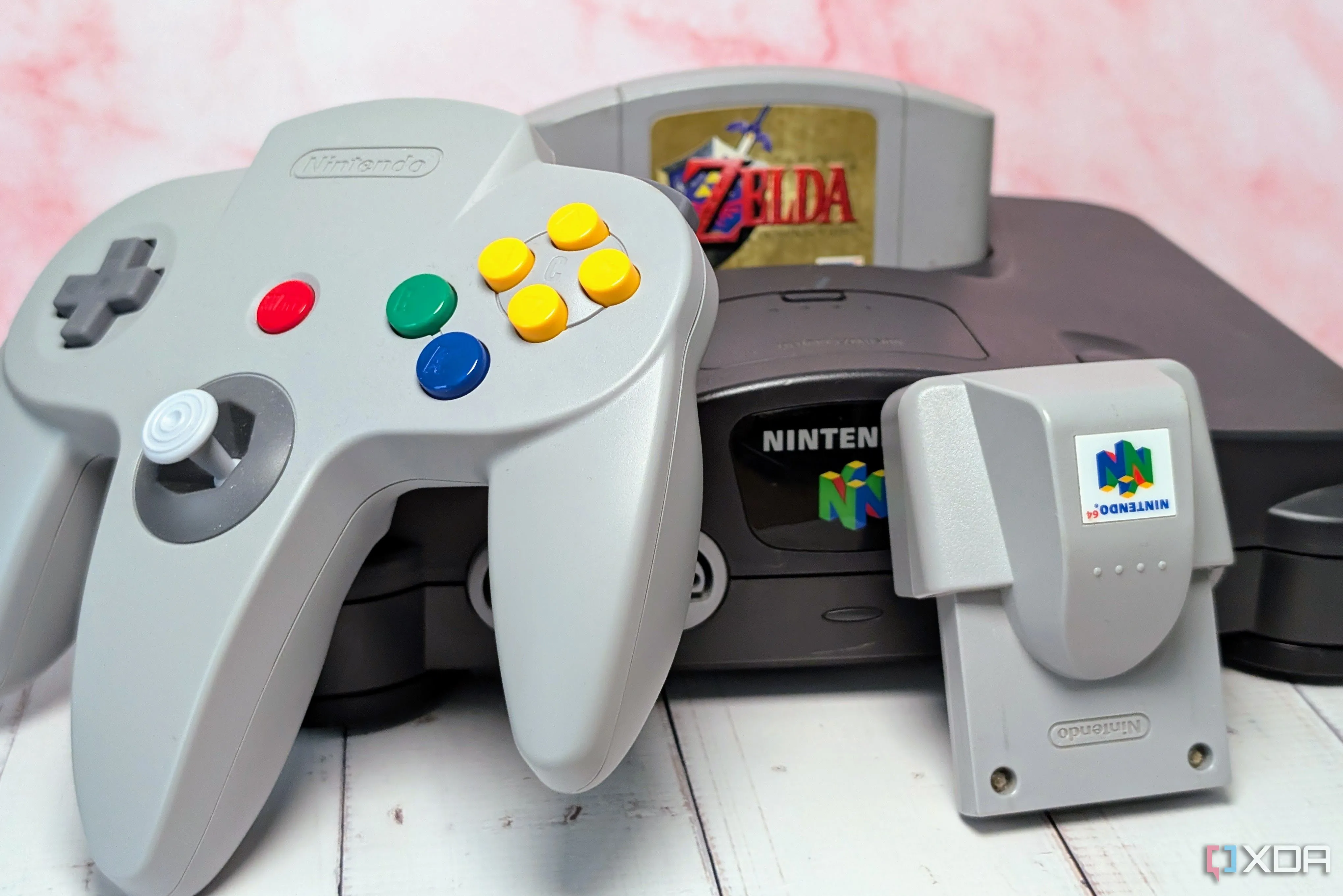 Máy chơi game Nintendo 64 cùng bộ điều khiển và băng game huyền thoại