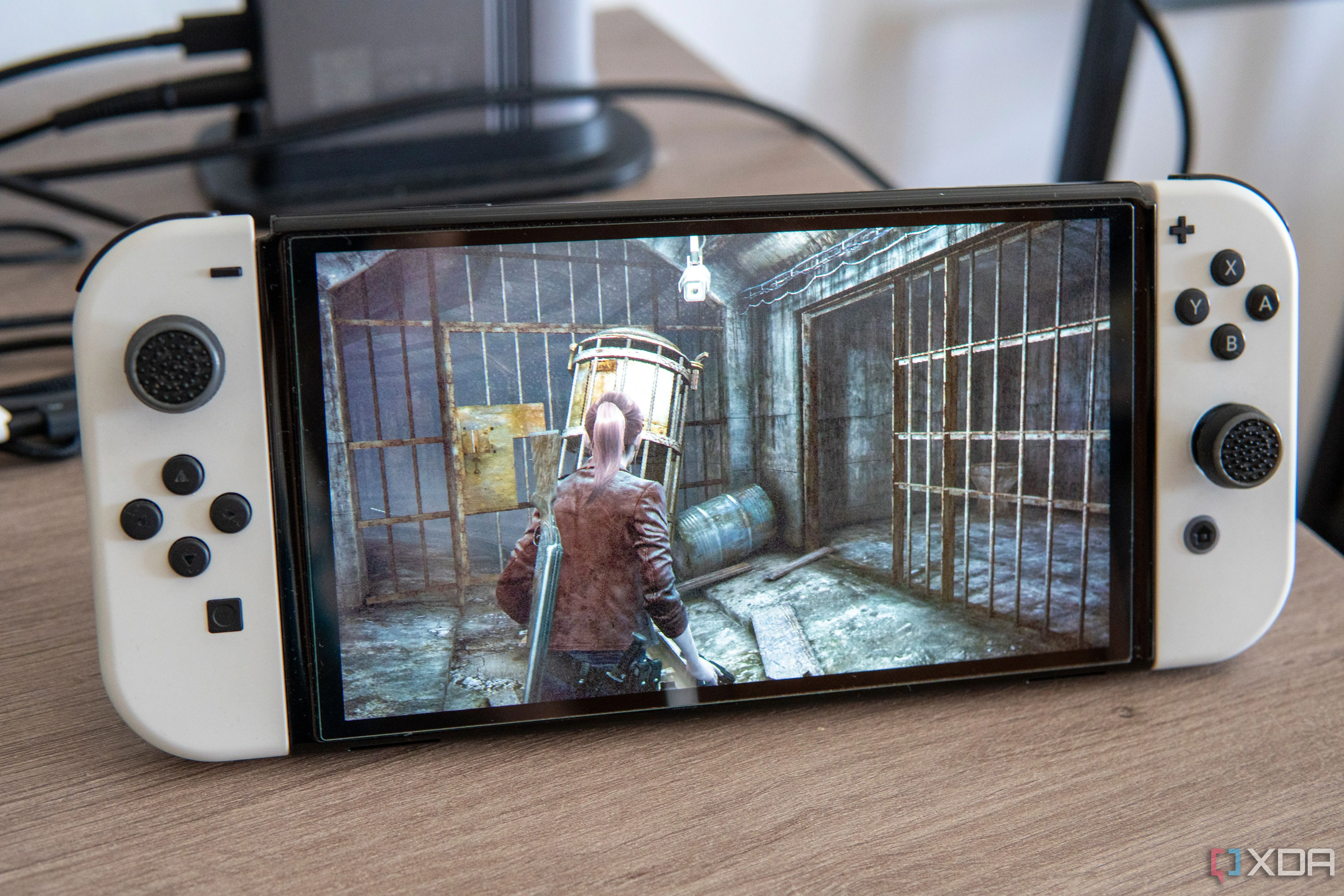 Máy chơi game Nintendo Switch OLED hiển thị cảnh quay từ trò Resident Evil Revelations 2
