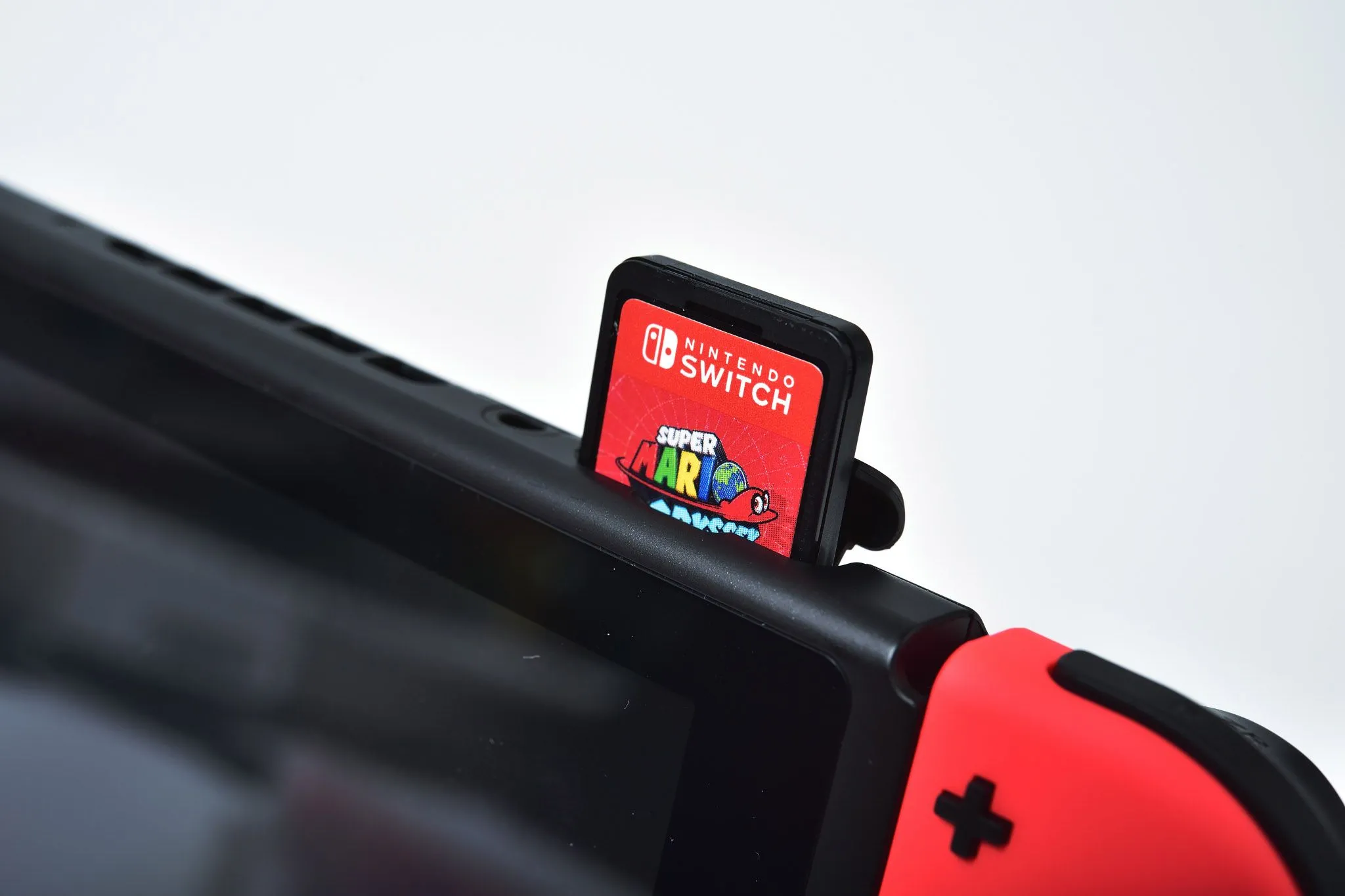 Máy chơi game Nintendo Switch với thẻ game được cắm, minh họa sự phức tạp trong các quyết định kinh doanh của Nintendo.