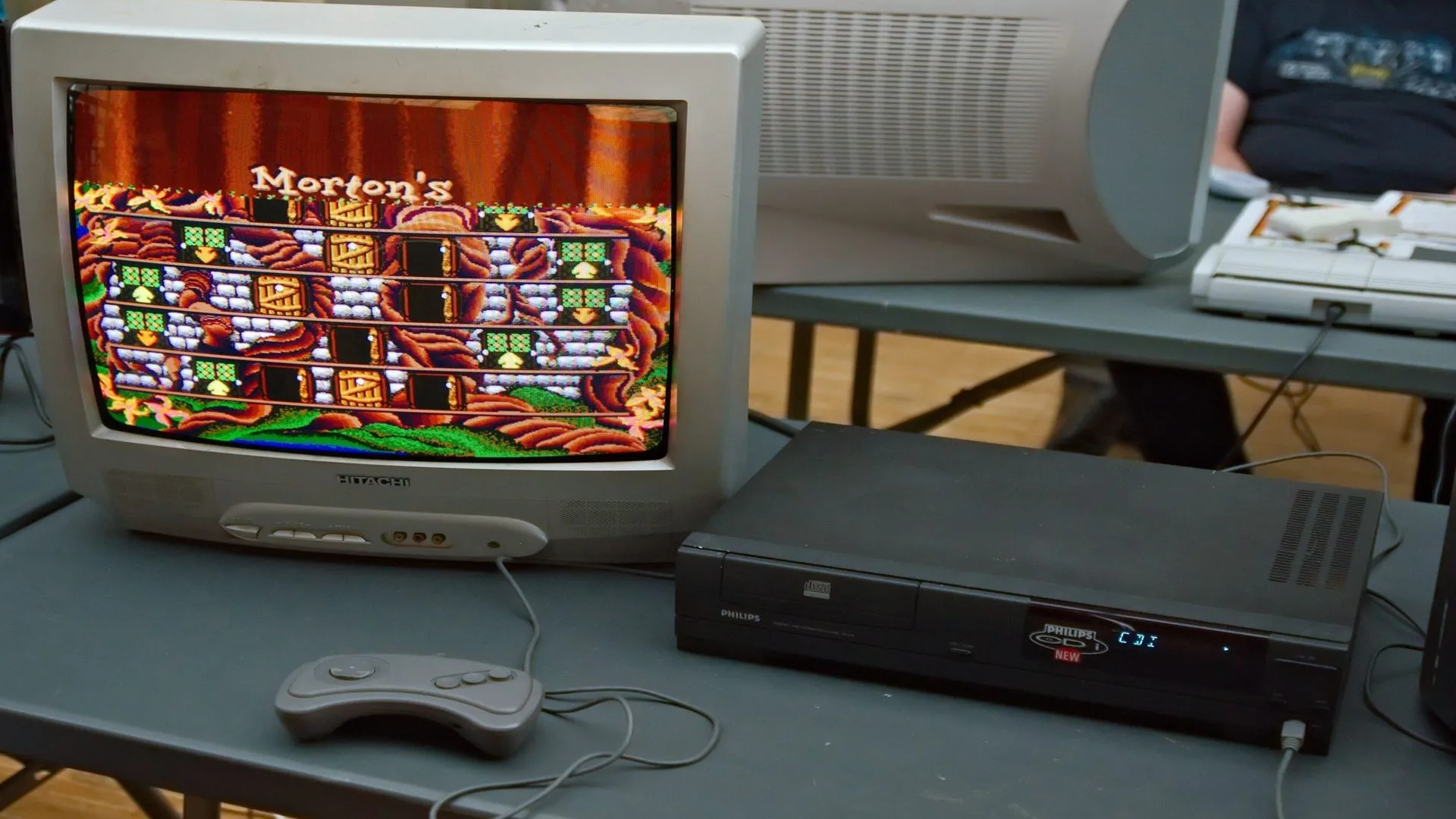 Máy chơi game Philips CD-i đang chạy Hotel Mario tại sự kiện