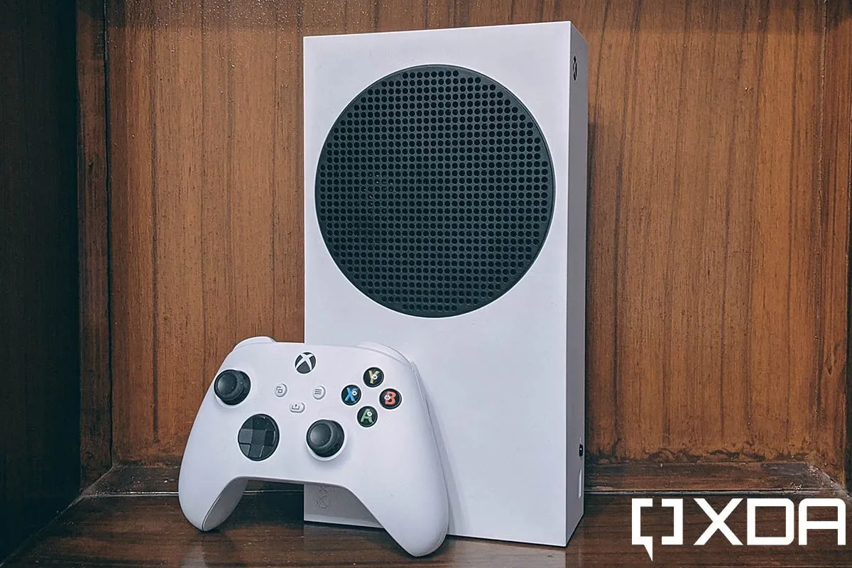 Máy chơi game Xbox Series S màu trắng, đại diện cho nền tảng console bị ảnh hưởng bởi lỗi cập nhật