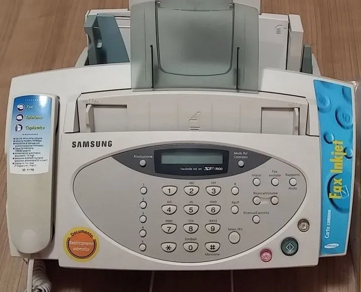 Máy fax phun mực Samsung SF 3100, một thiết bị văn phòng thiết yếu từng đóng vai trò quan trọng trong việc gửi tài liệu từ xa trước khi internet và email phổ biến.