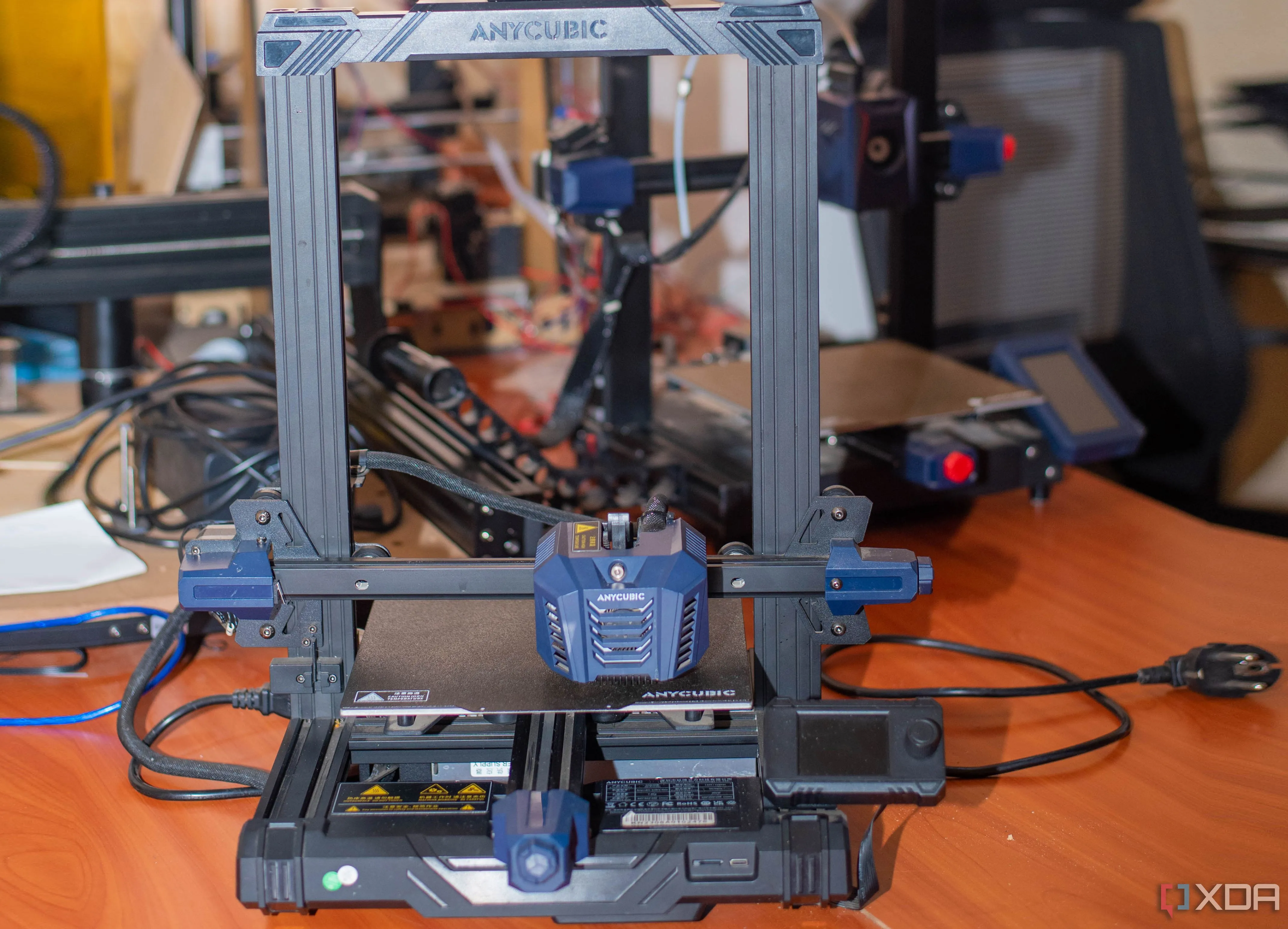 Máy in 3D Anycubic Kobra đặt trên một chiếc bàn