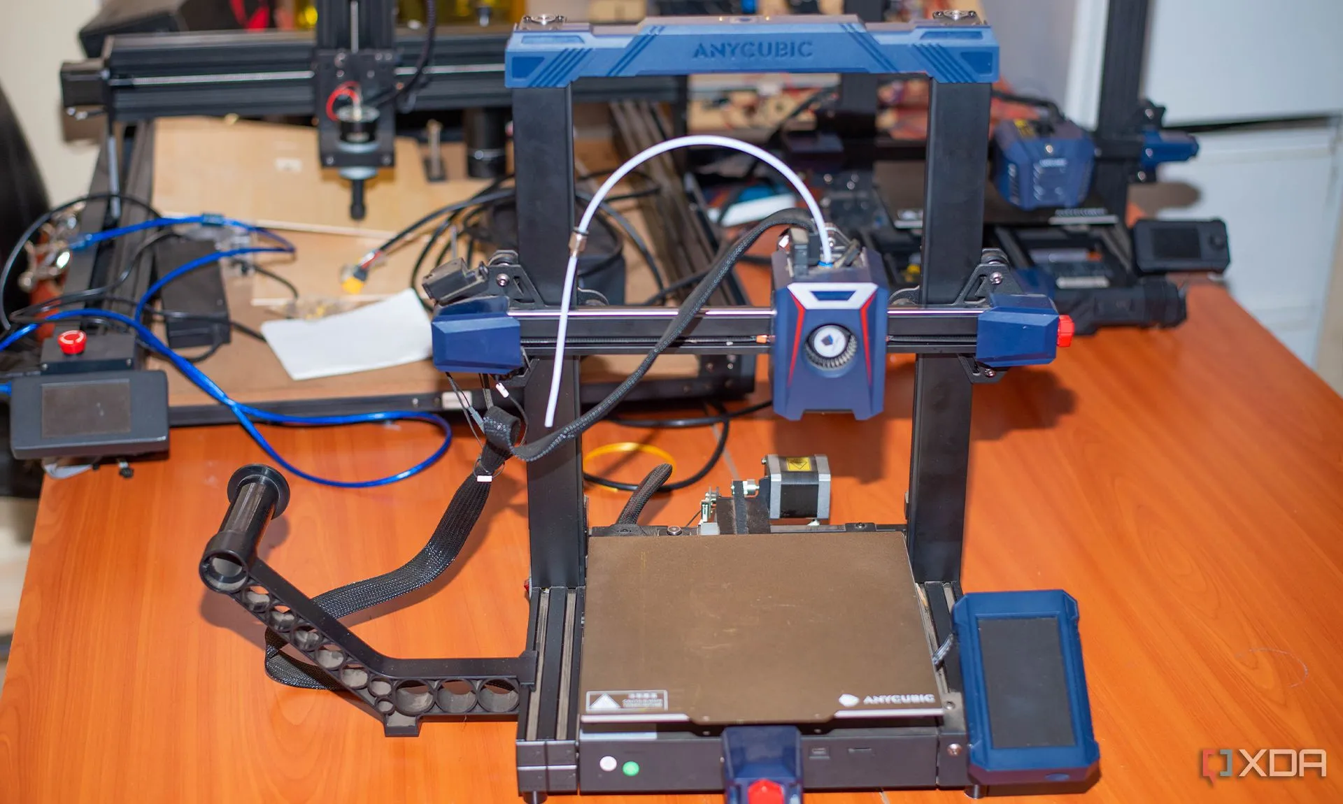 Máy in 3D FDM Anycubic đặt trên bàn, minh họa loại máy phù hợp cho người mới