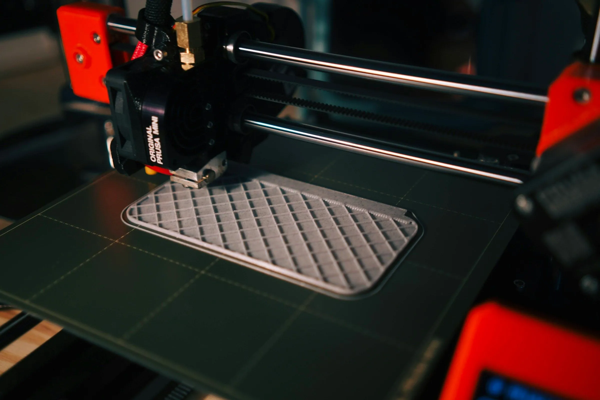 Máy in 3D Prusa đang in mô hình với độ chính xác cao