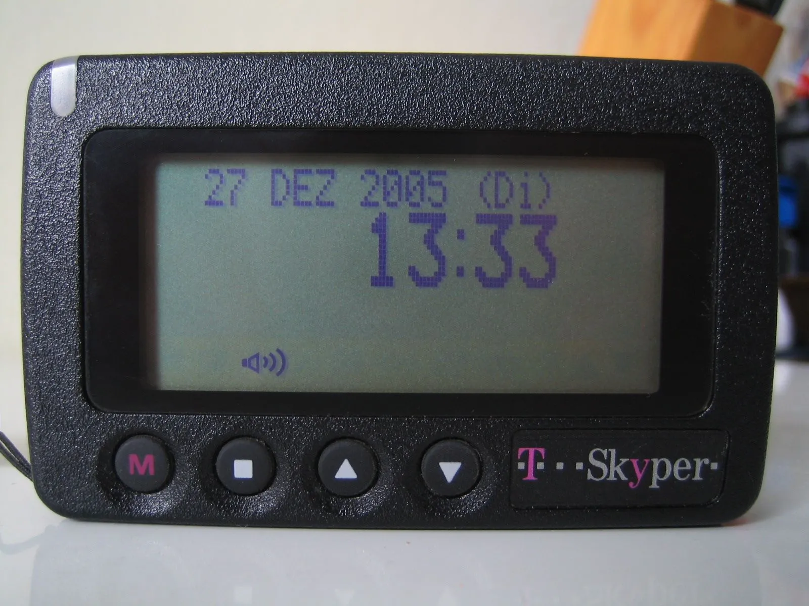 Máy nhắn tin (Pager) NEC, một trong những thiết bị liên lạc cá nhân di động đầu tiên và từng là biểu tượng của sự quan trọng trước kỷ nguyên điện thoại di động.