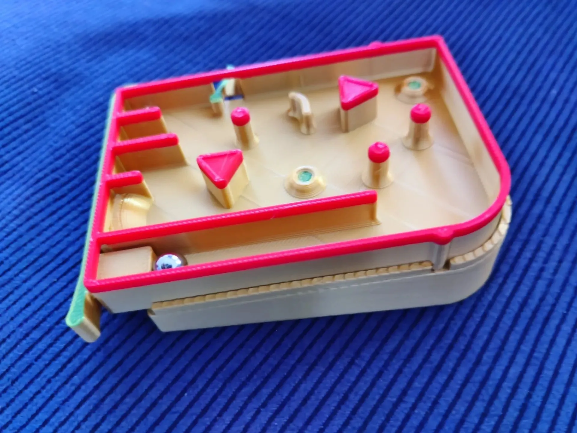 Máy pinball mini để bàn in 3D với các chướng ngại vật và thanh gạt bóng