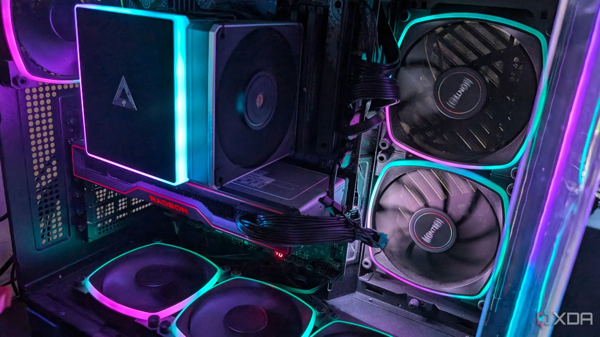 Máy tính chơi game có đèn RGB và card đồ họa AMD