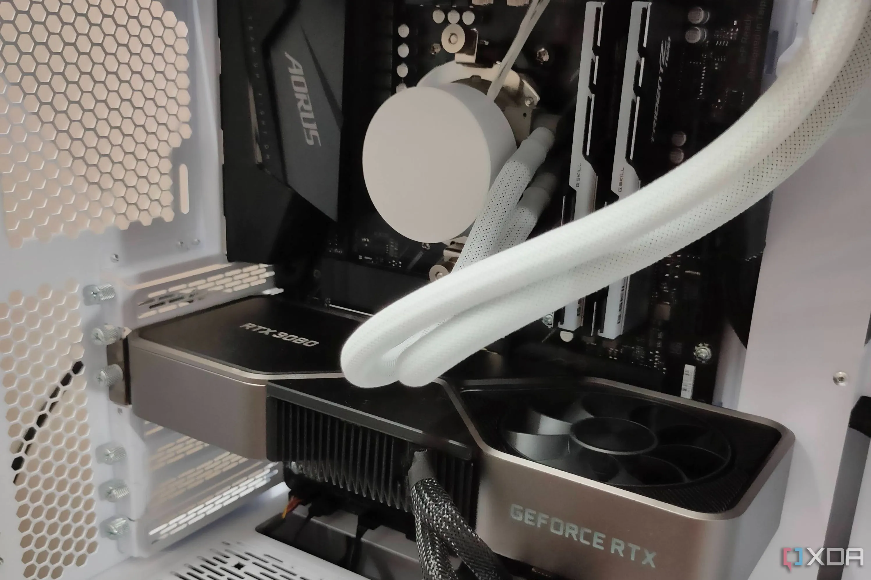 Máy tính chơi game màu trắng với card đồ họa GeForce RTX 3080 FE