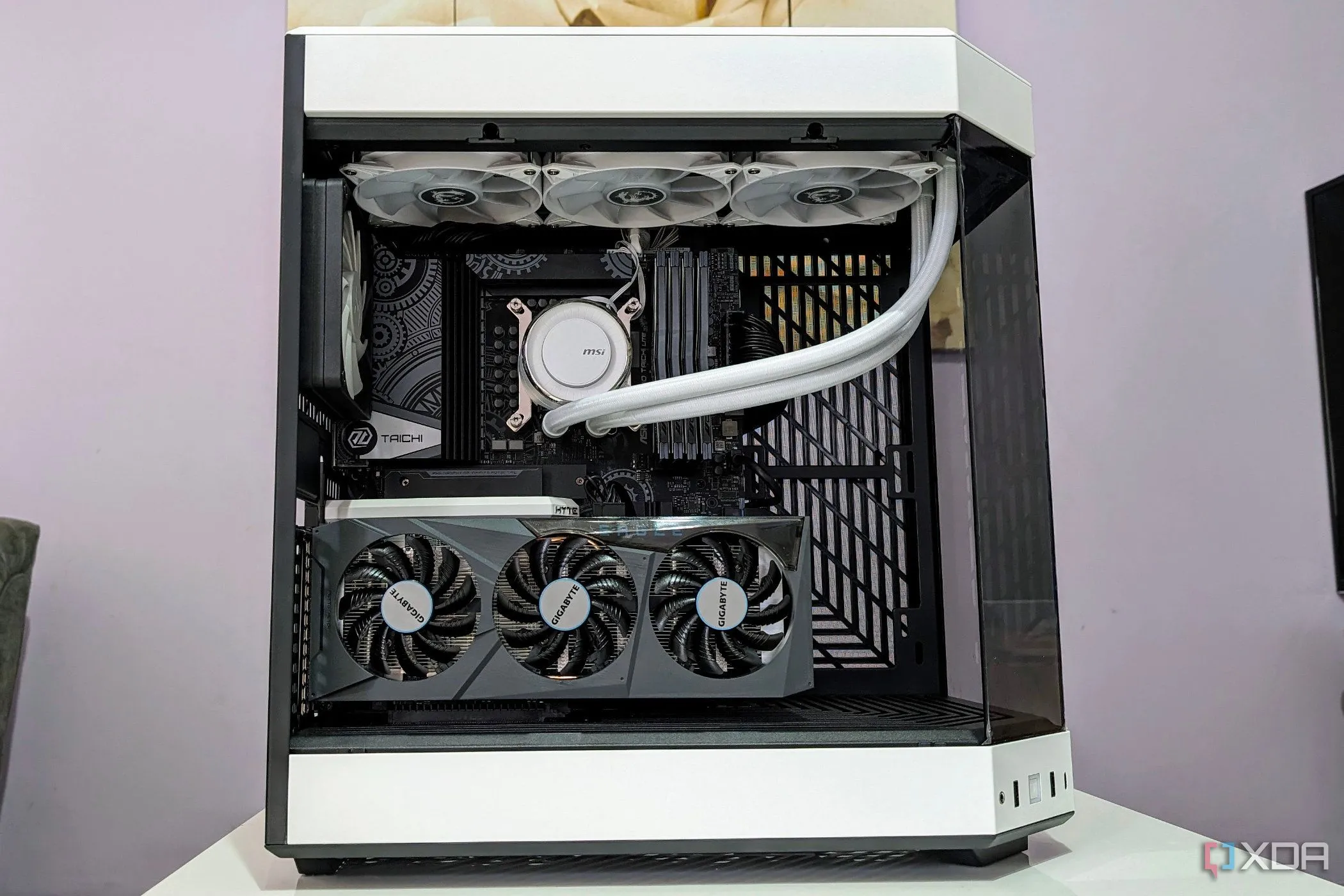 Máy tính chơi game với vỏ case màu trắng và tản nhiệt AIO, minh họa cấu hình và vị trí quạt tản nhiệt.