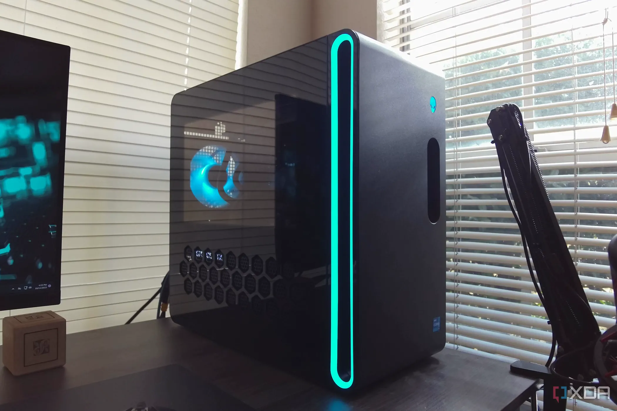 Máy tính để bàn Alienware Aurora R16 minh họa cho hệ thống PC hiệu năng cao