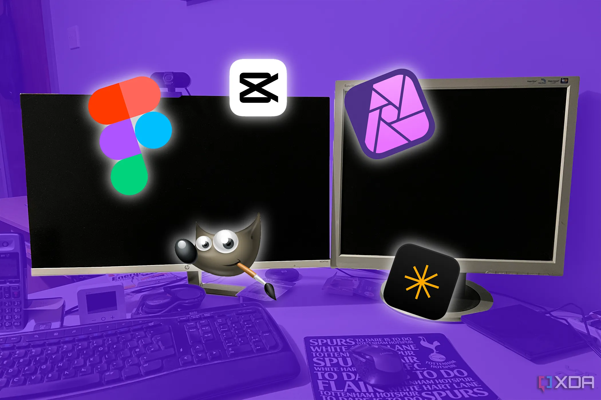 Máy tính để bàn Windows với hai màn hình hiển thị các logo phần mềm thay thế Adobe, minh họa sự đa dạng của các công cụ chỉnh sửa ảnh miễn phí