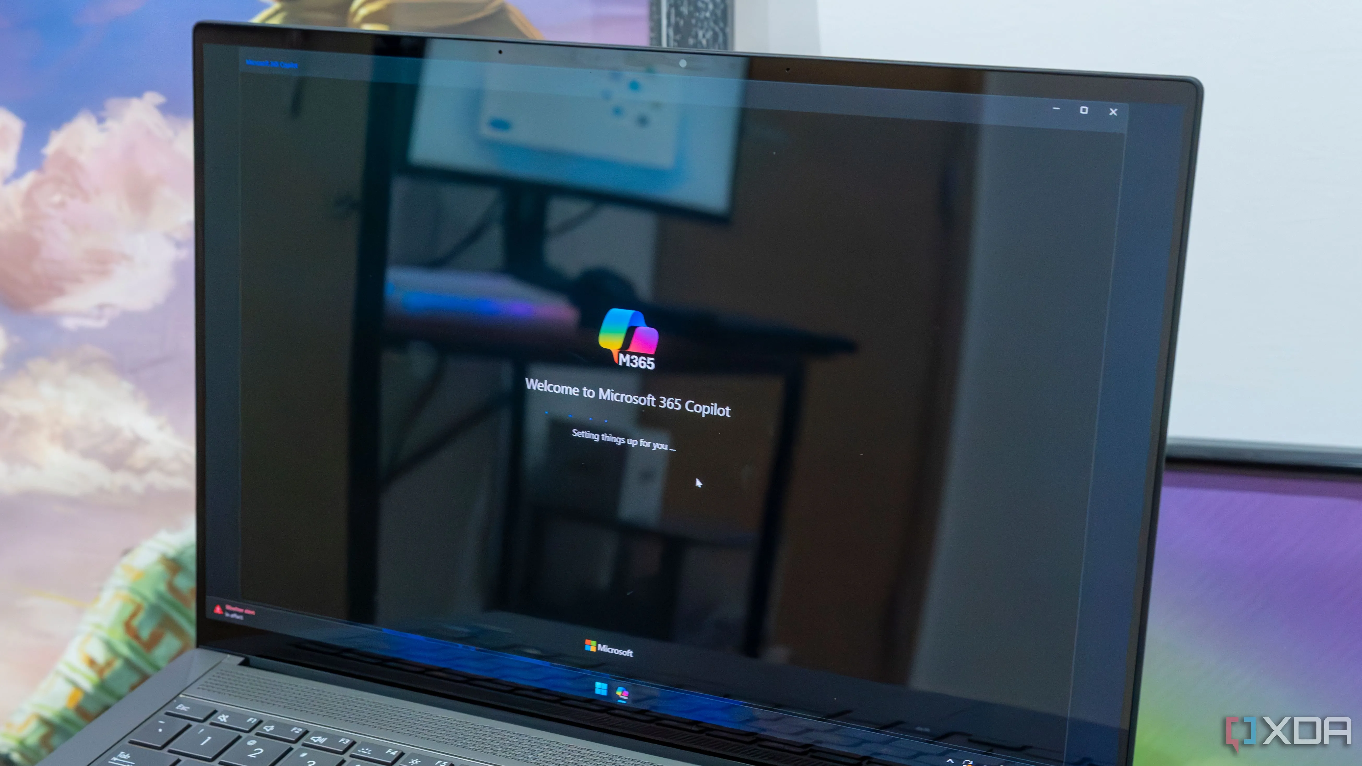 Máy tính xách tay chạy Windows 11 hiển thị giao diện Microsoft 365 với chế độ tối, thể hiện trải nghiệm người dùng