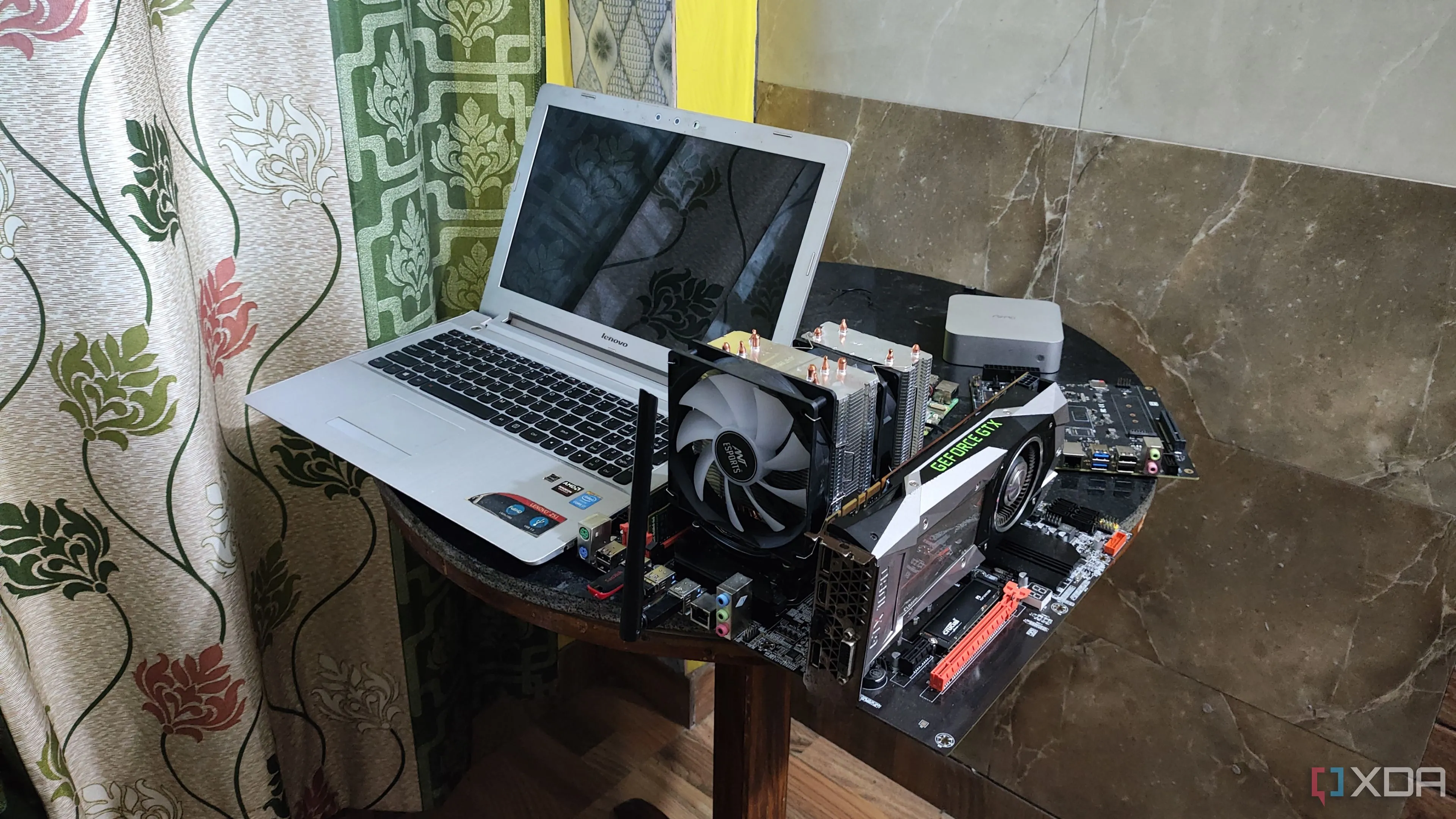 Máy tính xách tay Lenovo Z51-70 cũ được đặt cạnh một server PC nhỏ, minh họa việc tận dụng laptop làm server tại gia.