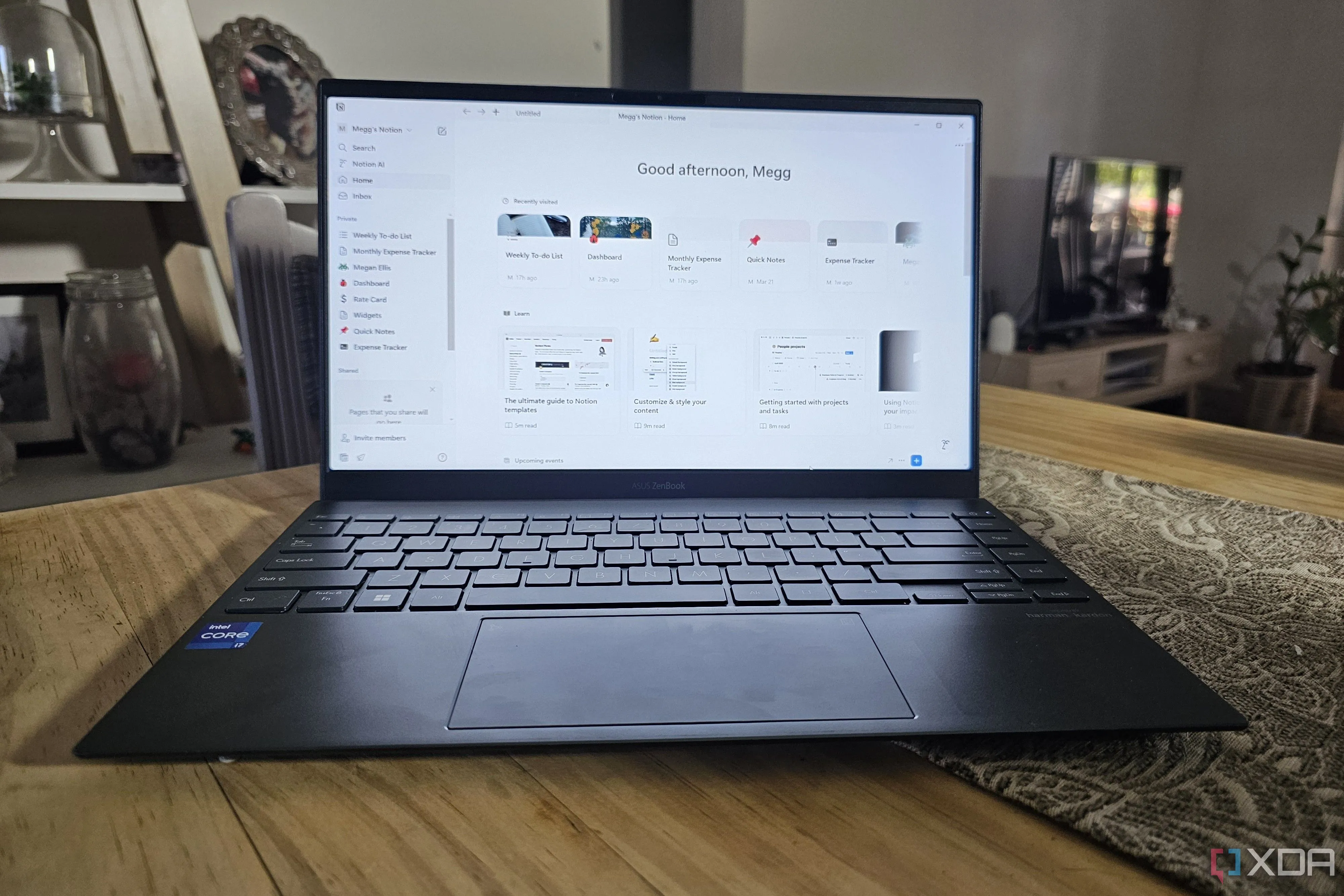 Máy tính xách tay trên bàn với Notion trên màn hình