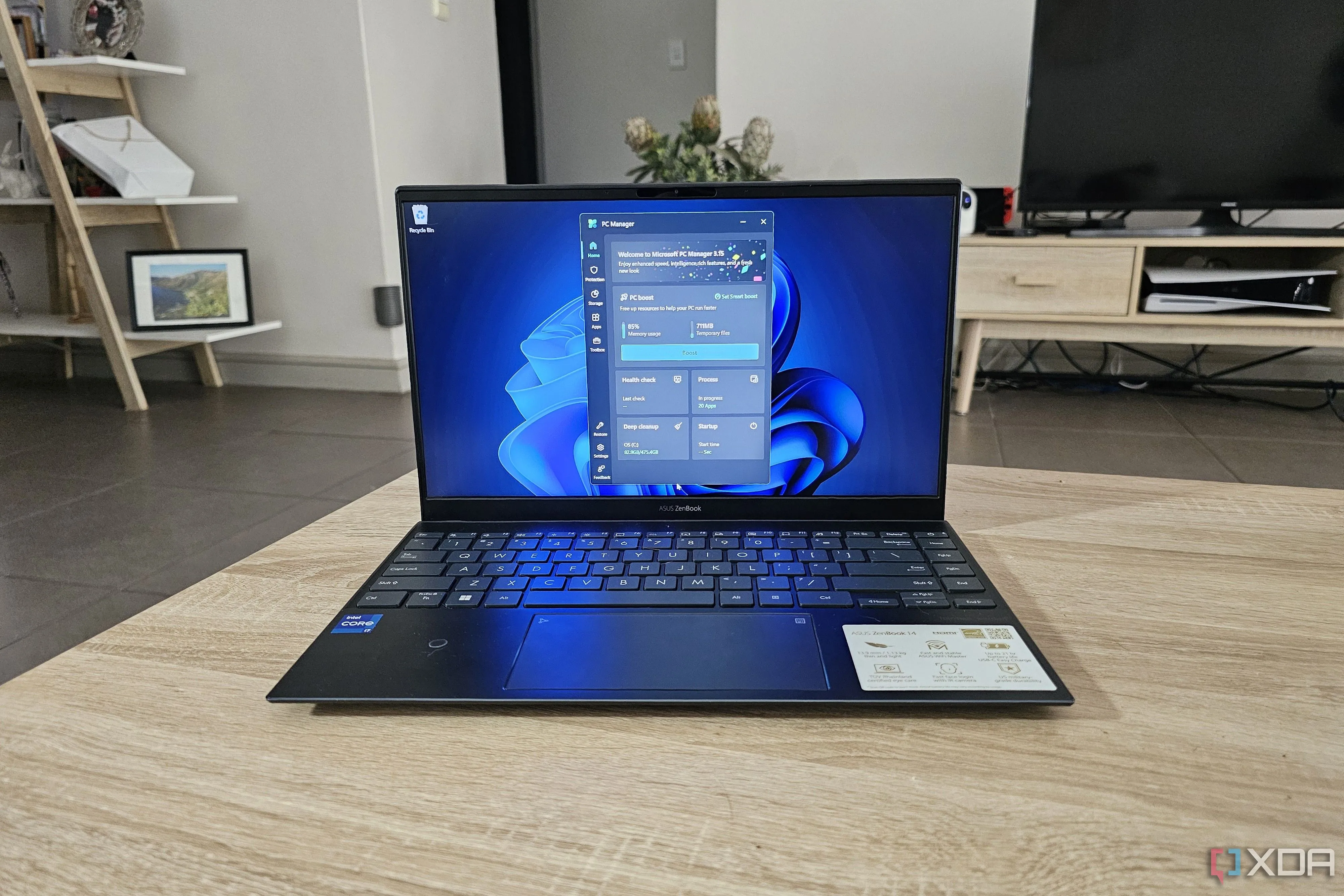 Máy tính xách tay Windows 11 hiển thị ứng dụng quản lý PC và bảo mật
