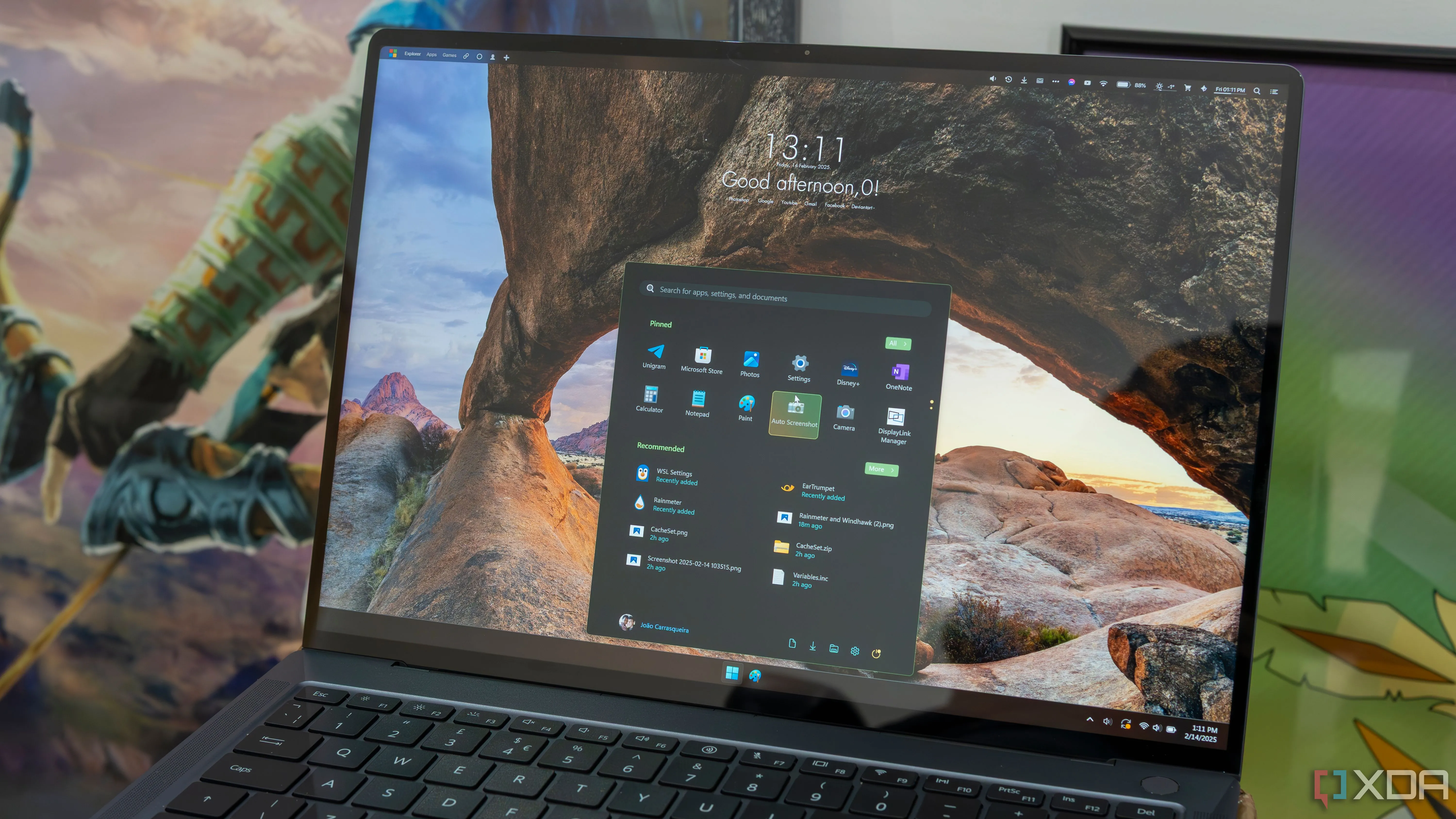 Máy tính xách tay Windows 11 sử dụng Windhawk và Rainmeter để tùy chỉnh giao diện