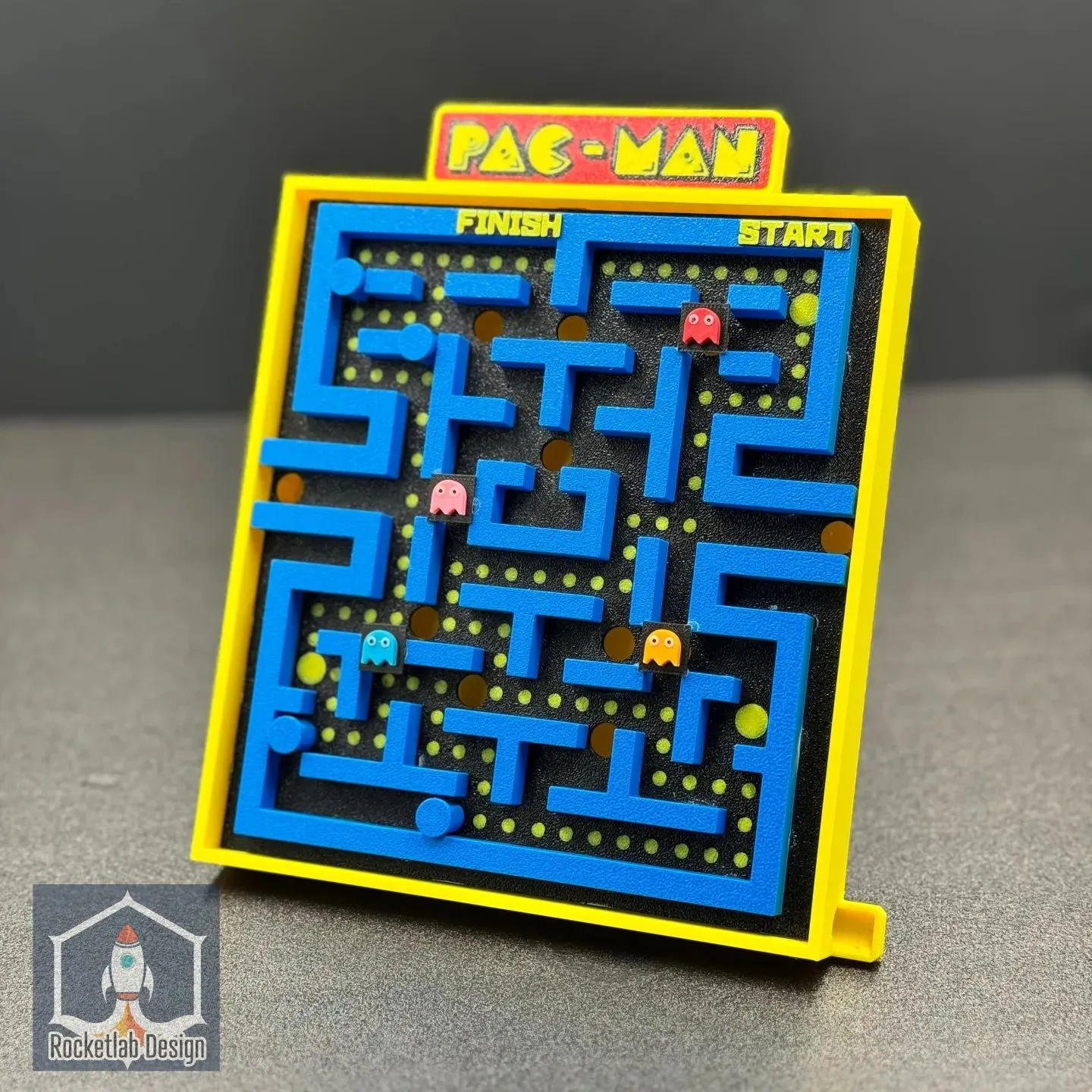 Mê cung bóng Pac-Man in 3D với viên bi được điều hướng qua các đường hầm