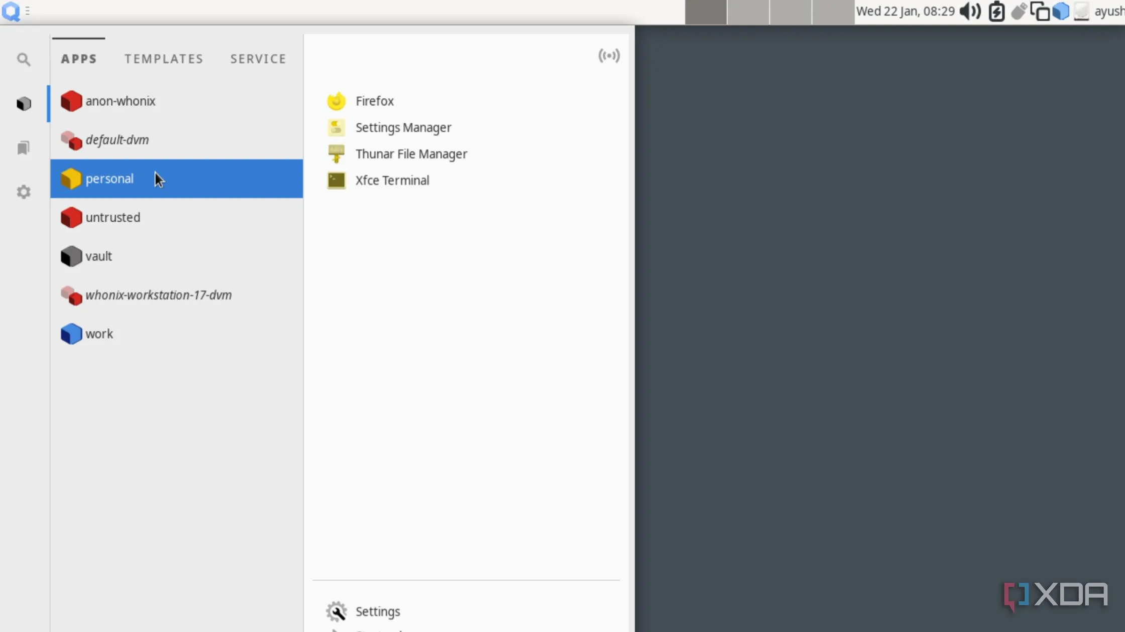Menu Start của Qubes OS hiển thị các ứng dụng được phân loại theo màu sắc của qubes
