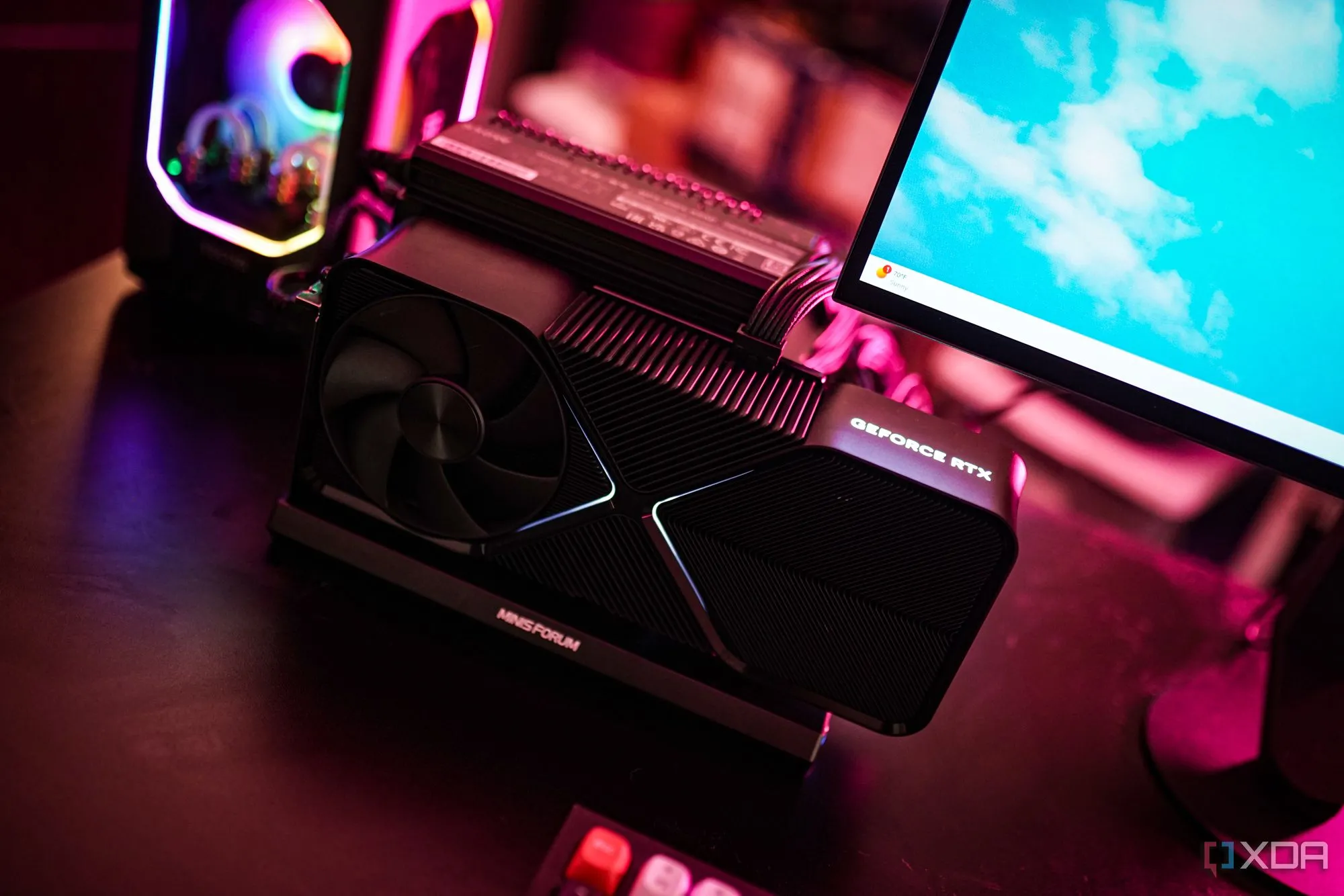 Minh họa bộ eGPU và laptop được kết nối