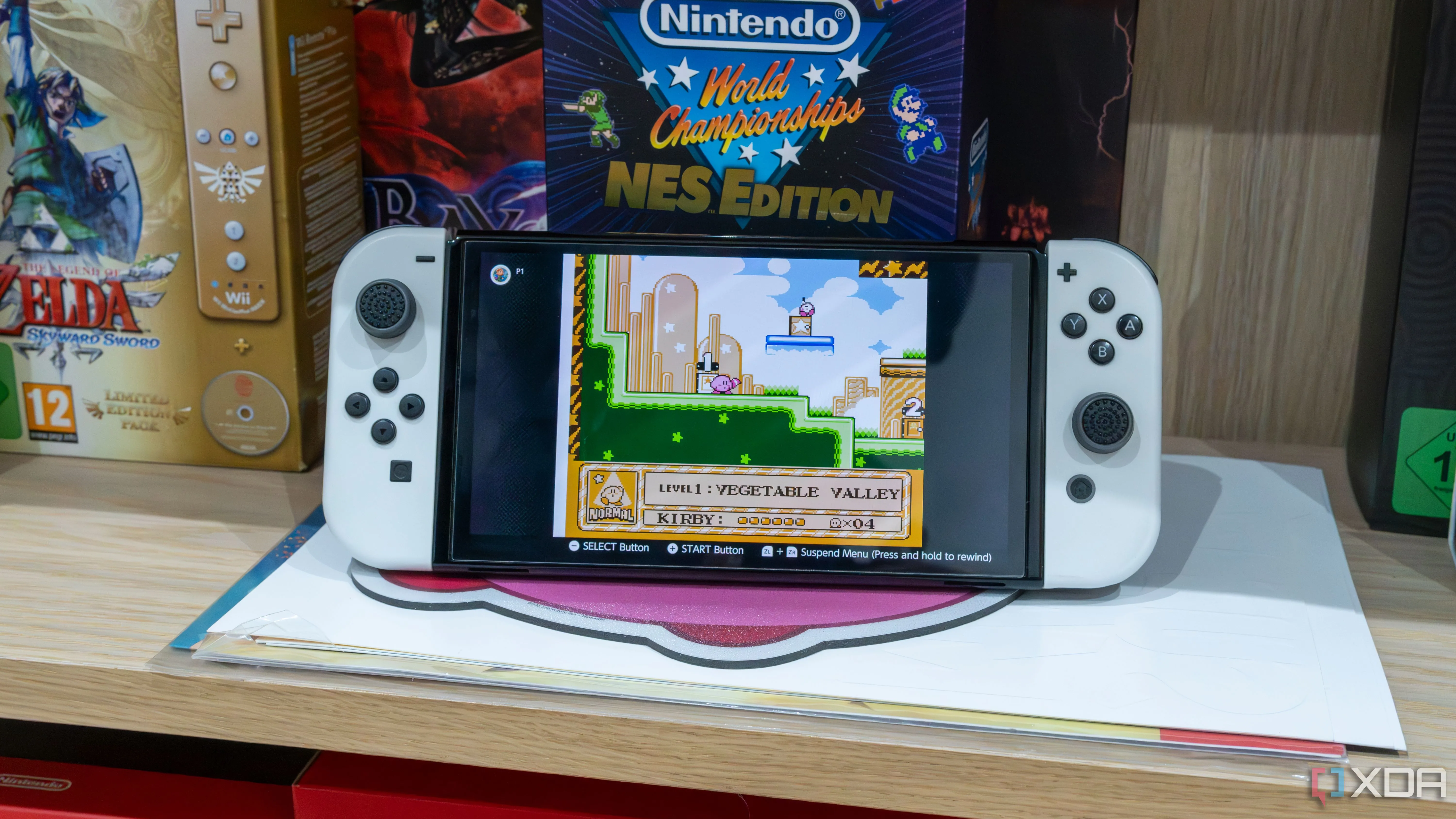 Mô hình Nintendo Switch OLED đang hiển thị game Kirby