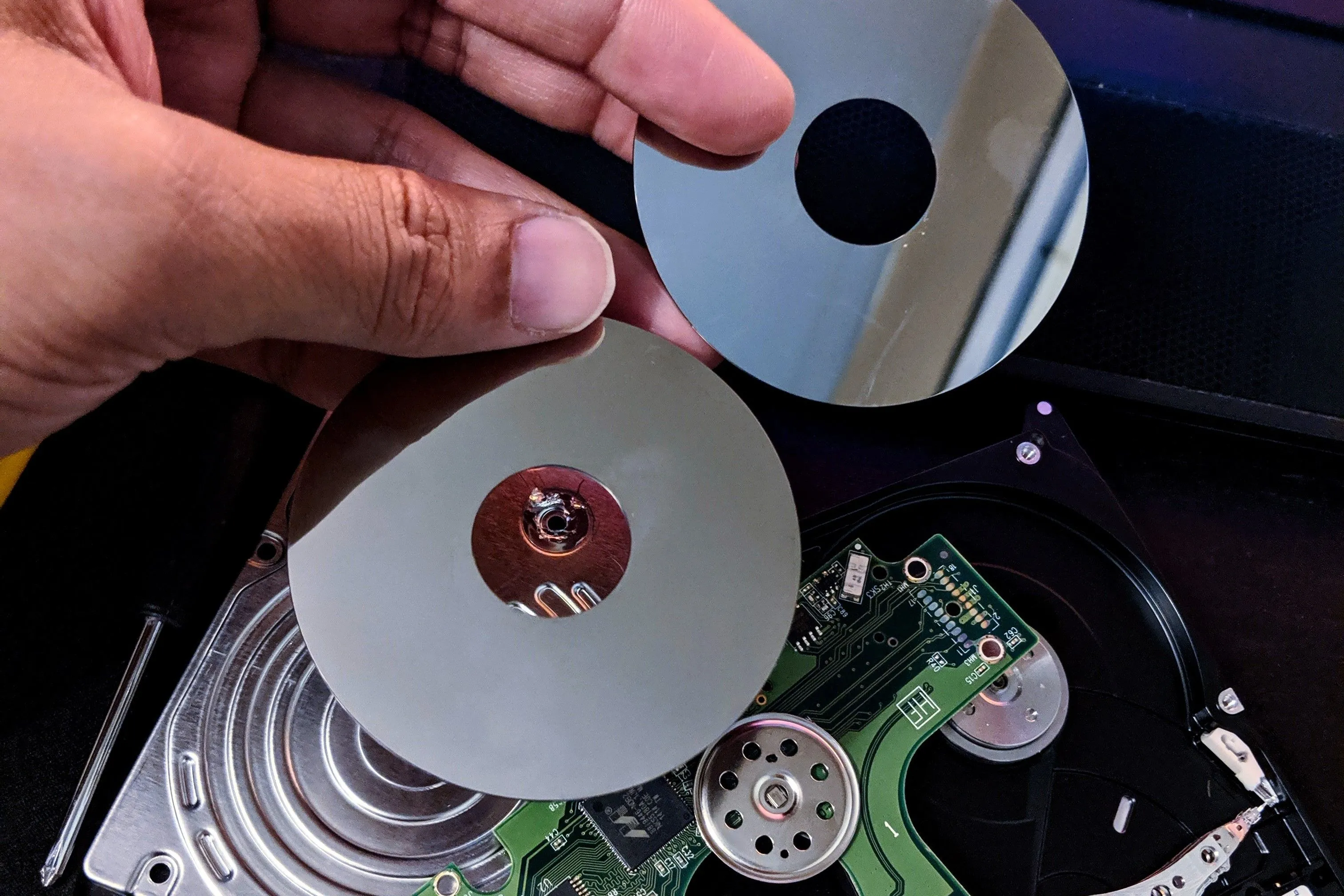 Mô tả: Các đĩa từ của một ổ cứng cơ học (HDD) được tháo rời, tượng trưng cho cấu trúc vật lý của ổ cứng và khái niệm phân vùng truyền thống.