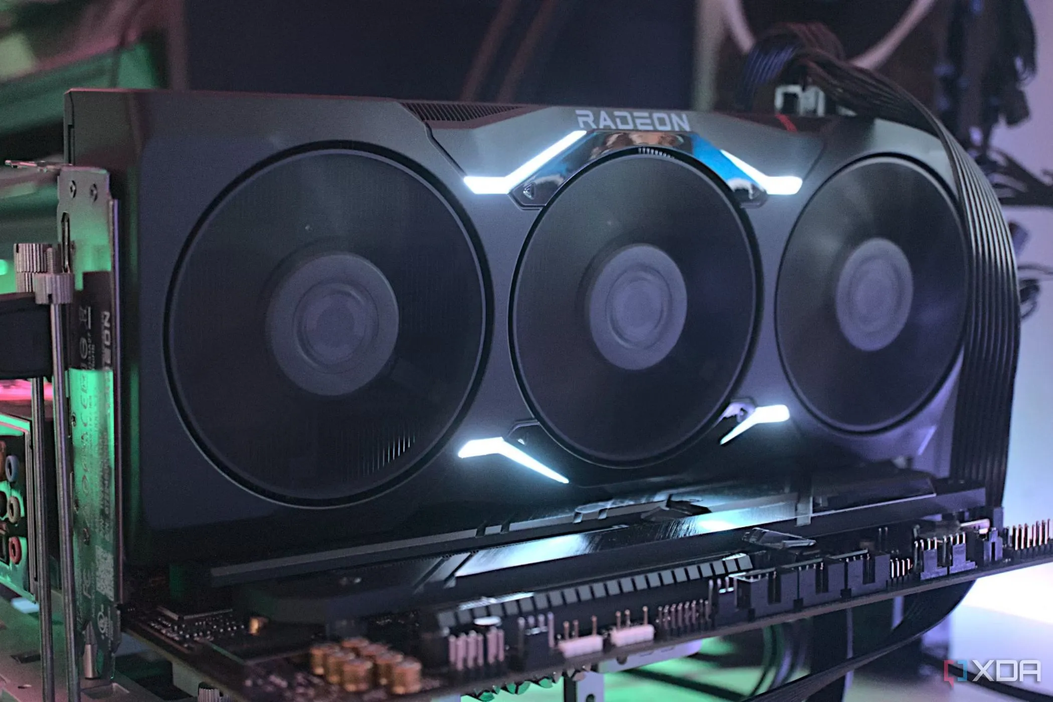 Mô tả: Card đồ họa AMD Radeon RX 7900 XTX, thể hiện sức mạnh và thiết kế của GPU cao cấp từ AMD.