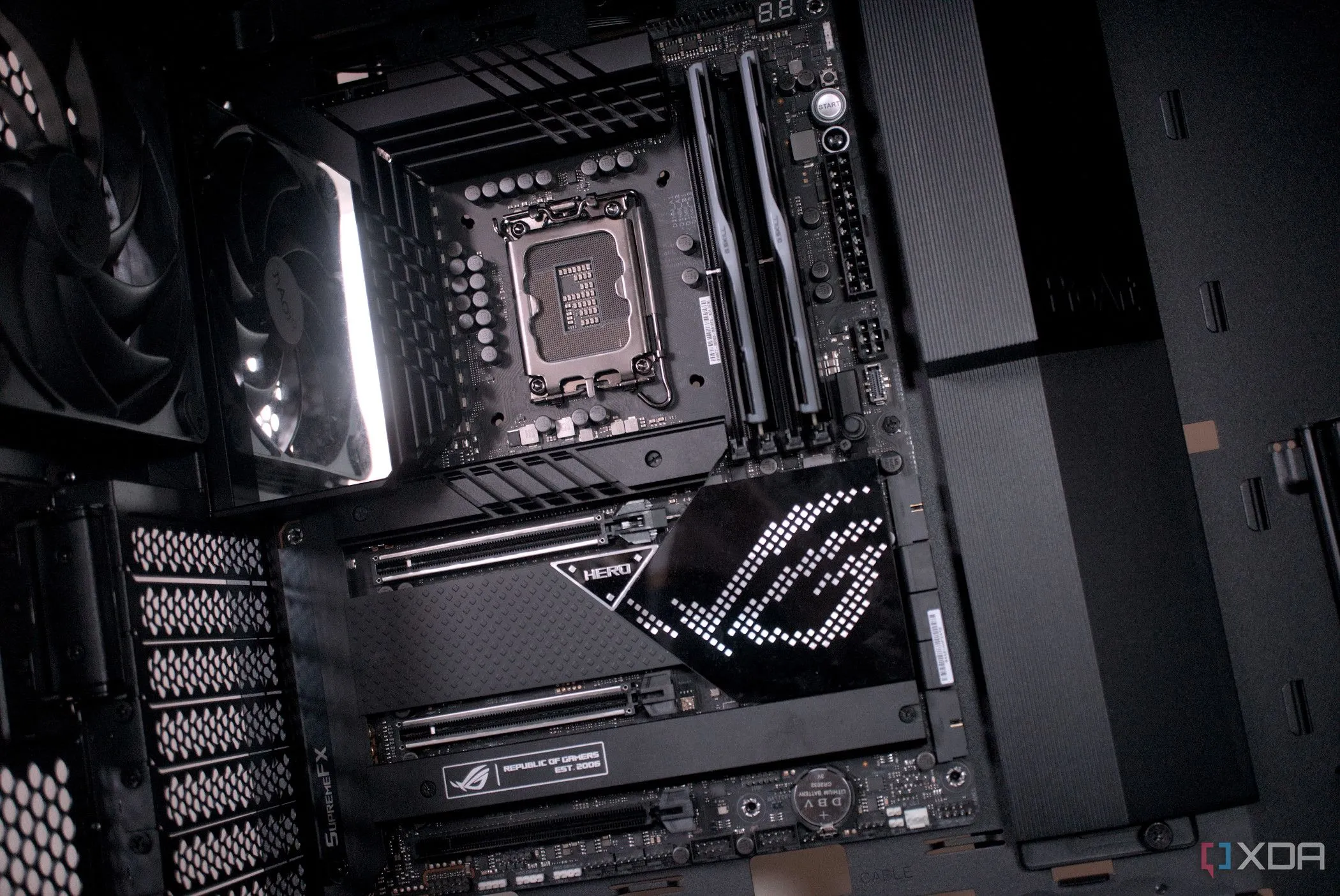 Mô tả: Mainboard Asus ProArt PA602 được lắp đặt bên trong một vỏ case PC, nổi bật các cổng kết nối và khe cắm.