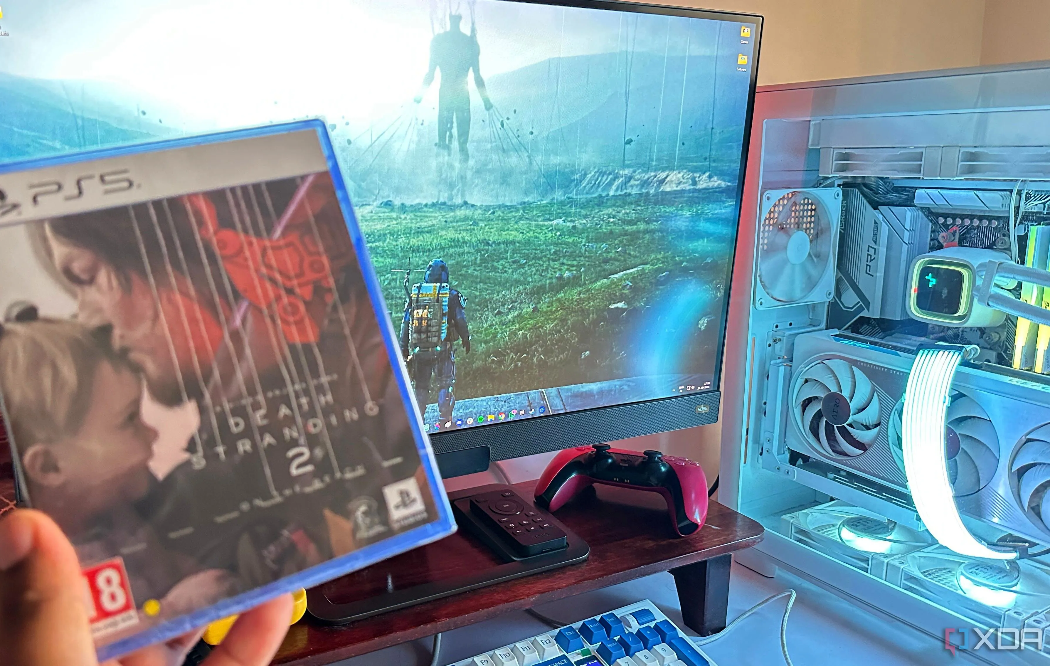 Một bàn tay đang cầm đĩa game Death Stranding 2 cho PS5