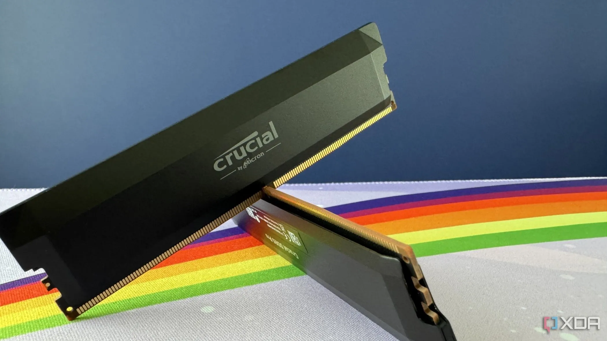 Một bộ kit RAM Crucial Pro Overclocking DDR5-6000 được sắp xếp theo hình chữ X, nổi bật với thiết kế tản nhiệt kim loại