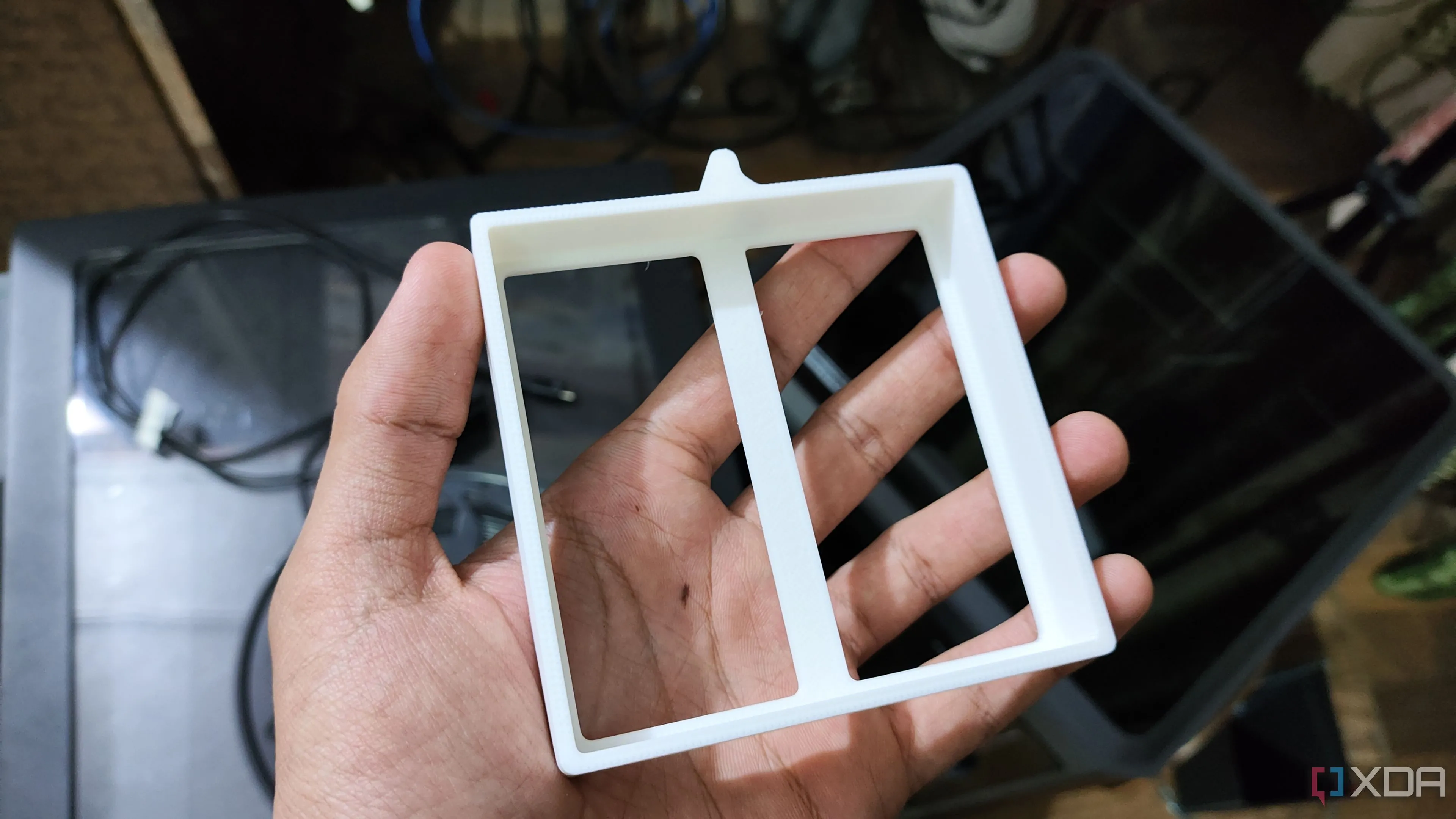Một bộ lọc không khí được gắn vào mặt sau của máy in 3D để lọc khói thải